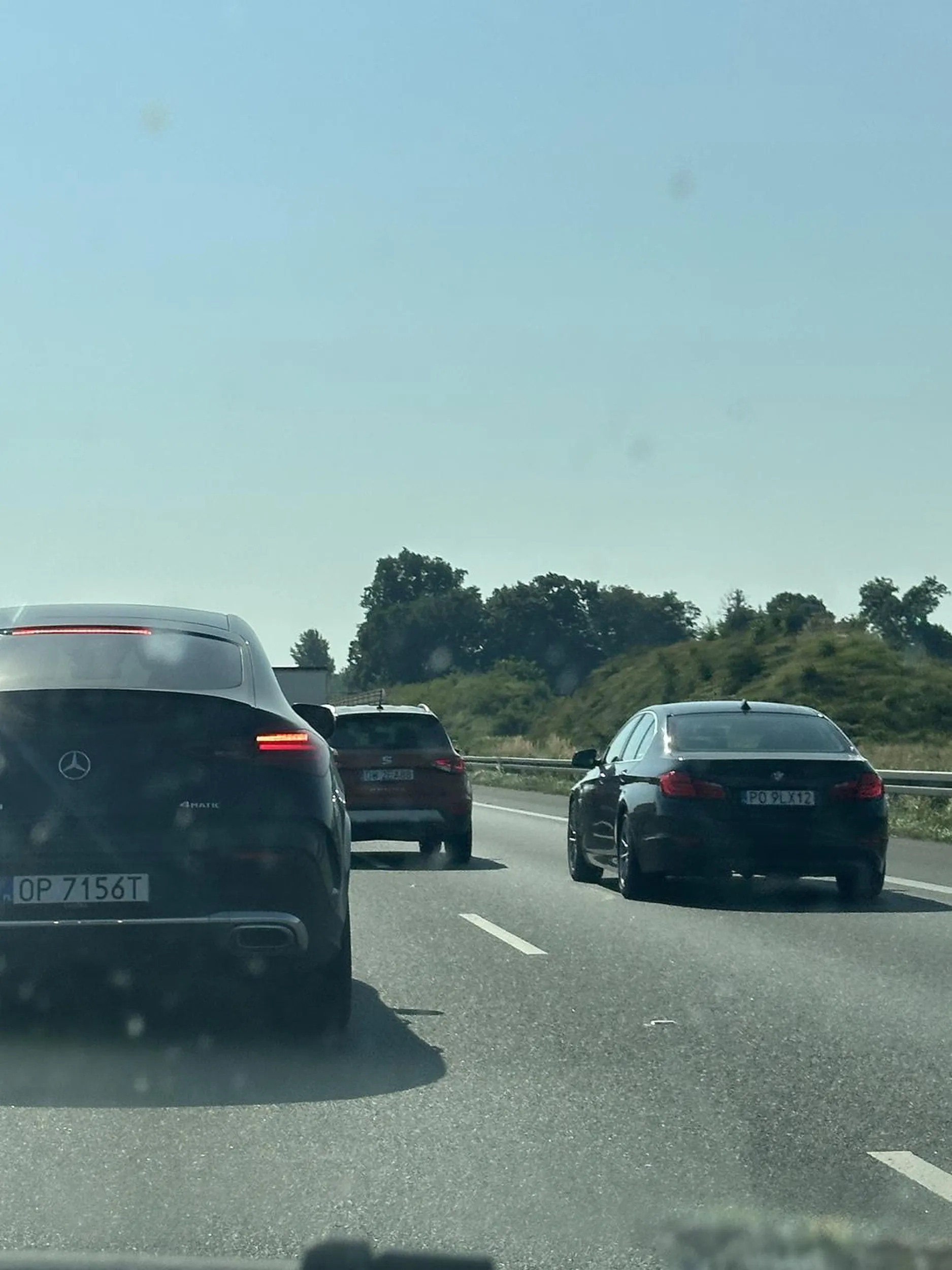 Kierowca czarnego BMW na drodze krajowej A4 ciśnie się na trzeciego, wyprzedza prawym jak i lewym pasem zajeżdżając przed maskę. Nie pozdrawiam, przez takich kierowców są wypadki i stoimy w korkach!