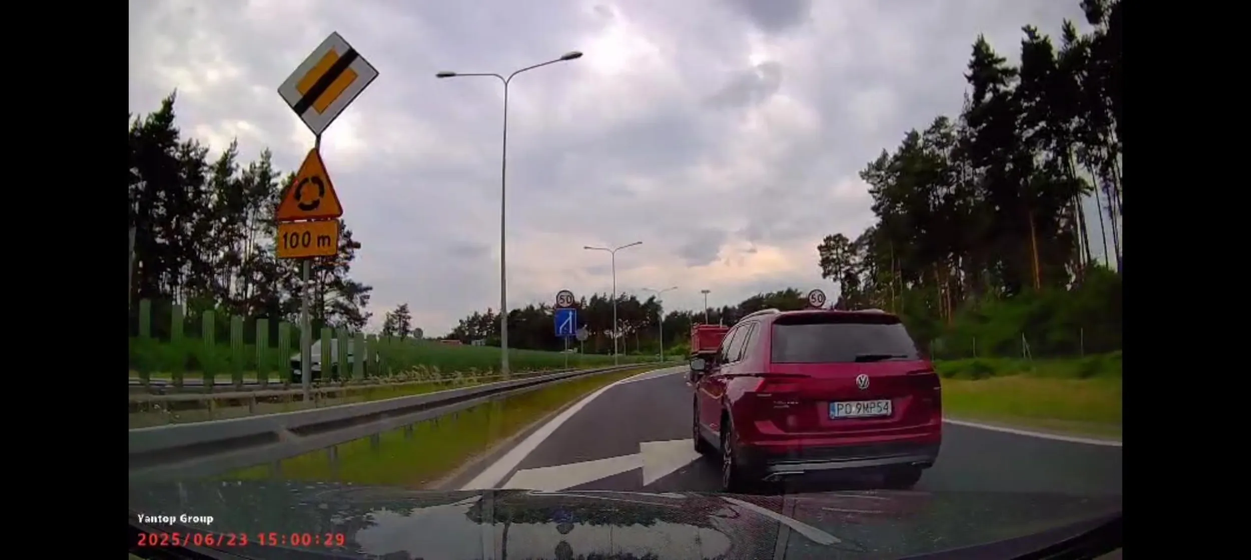 Szeryfie drogowy, odczytaj co to jazda na suwak i korzystanie z dwóch pasów do końca. Nie dość że nie znasz przepisów, to jeszcze próbujesz egzekwować je na innych swoimi niebezpiecznymi manewrami, a nie jesteś od tego.