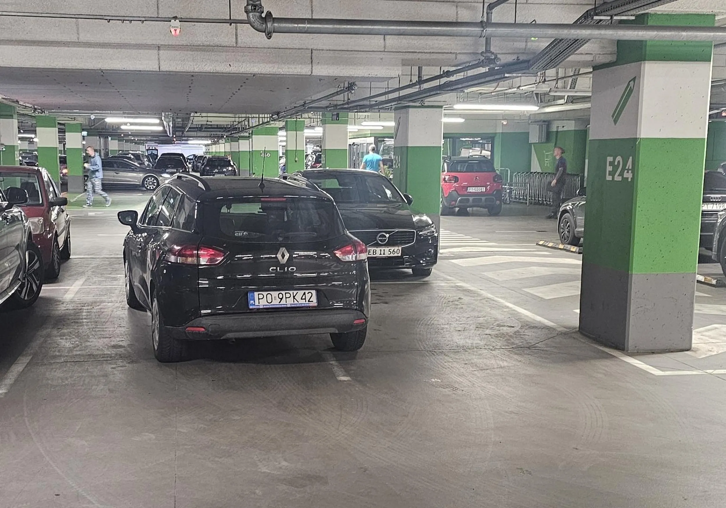 Samolubny mistrz parkowania. Auto poobijane, porysowane, dramat.