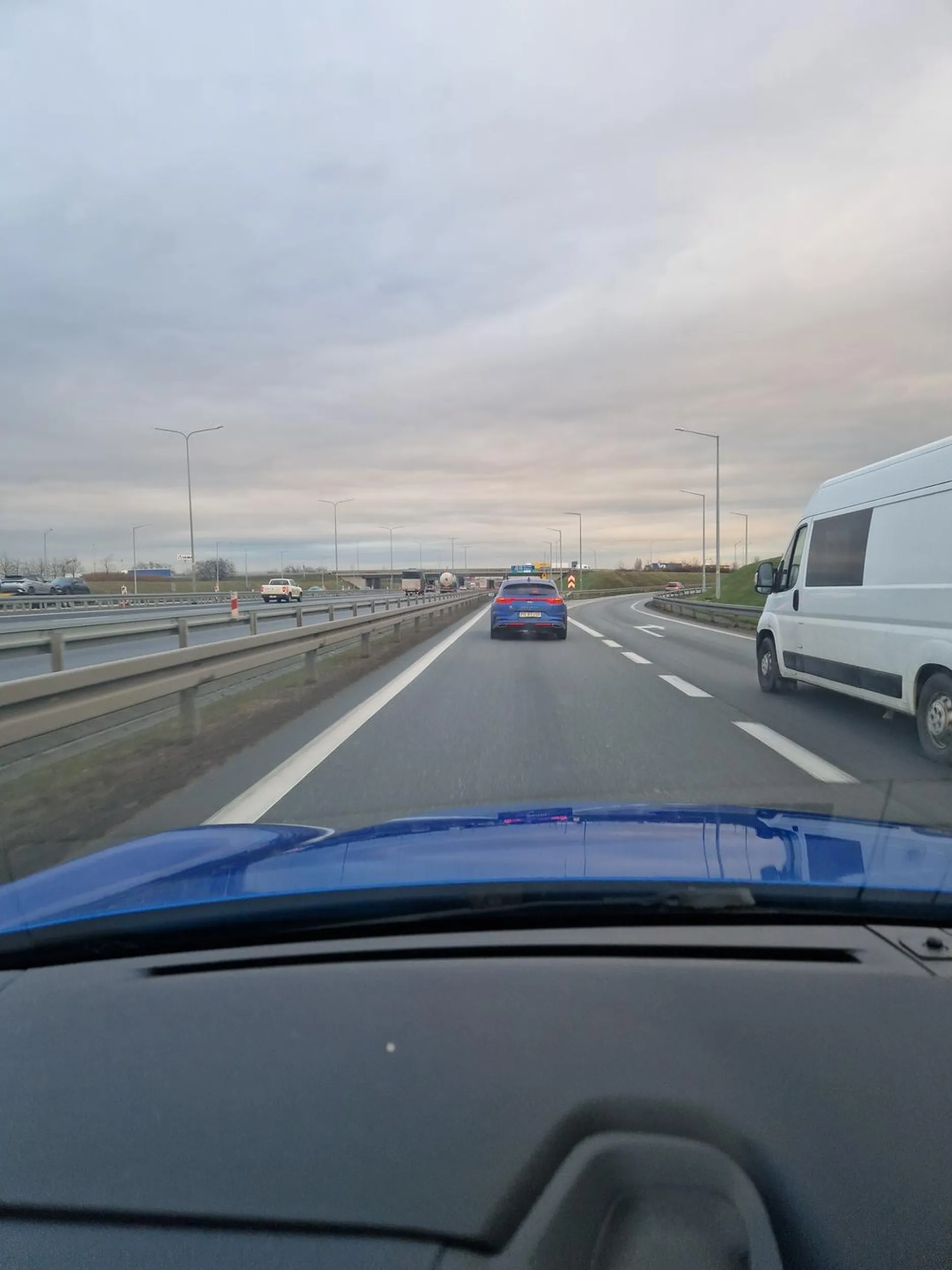 wymusza pierwszeństwo na autostradzie, zajezdza drogę i hamuje.
