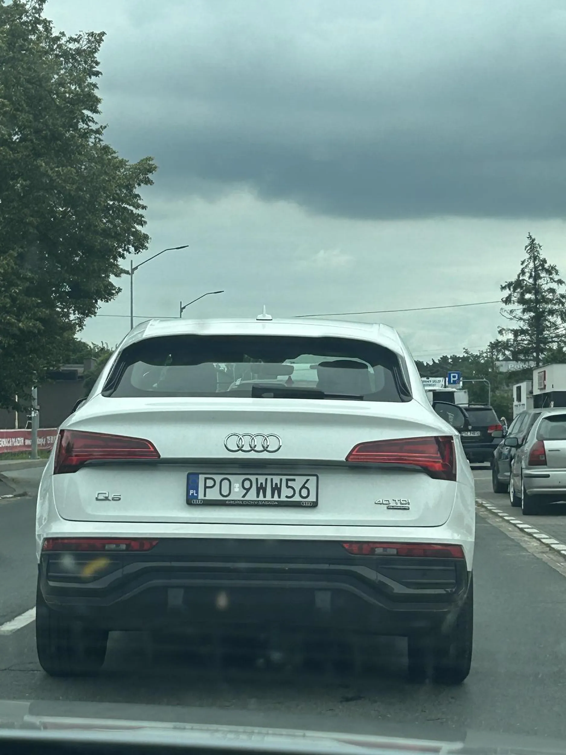 Pozdrawiam buraka, który trąbi i w korku wyprzedza po podwójnej ciągłej i nagle hamuje, spiesz się powoli.