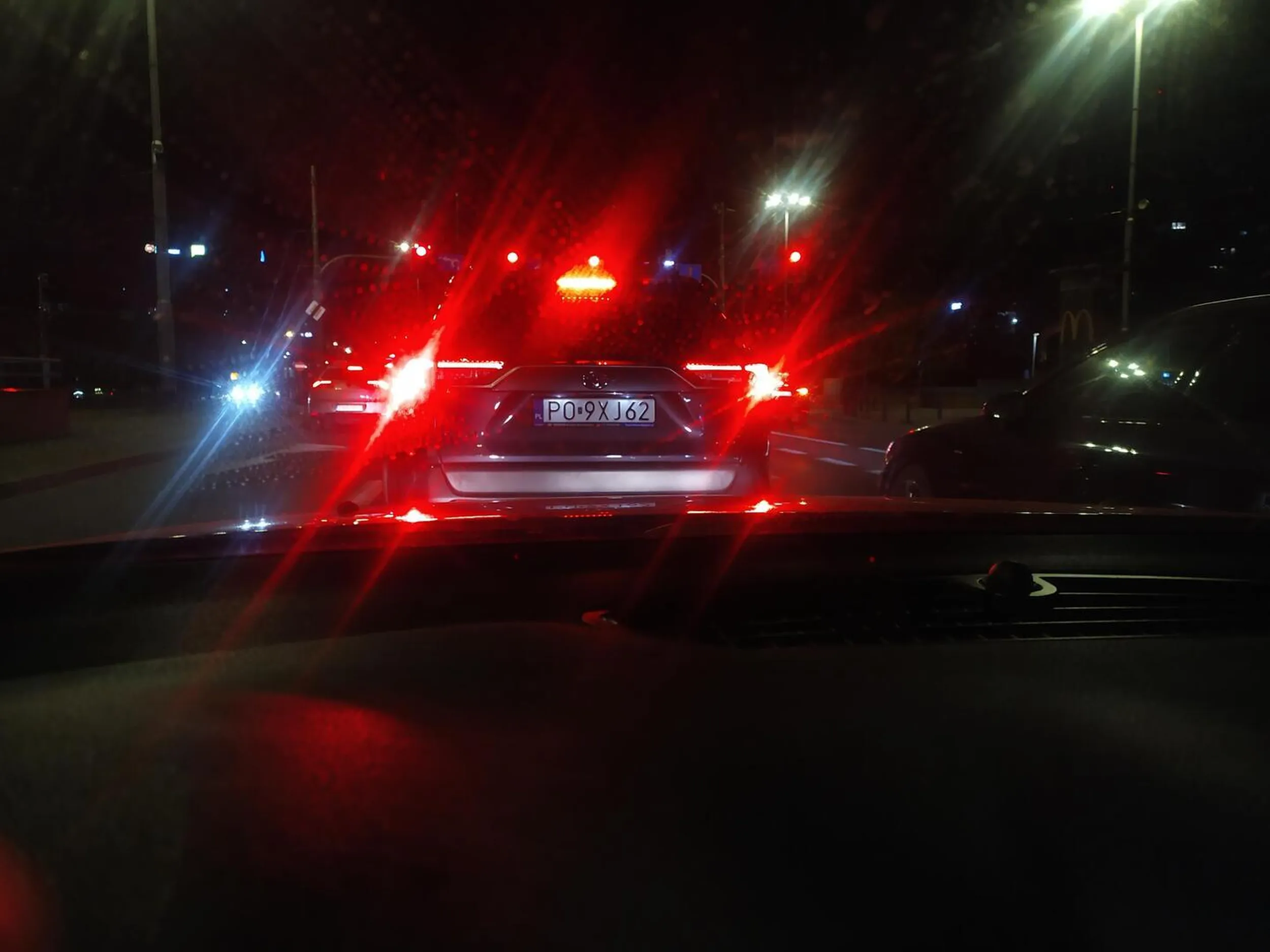 Uwaga, pirat! Skacze po pasach, wymusza, wbija się przed maskę, a później i tak stoi. Zupełnie bezmyślny i niebezpieczny.