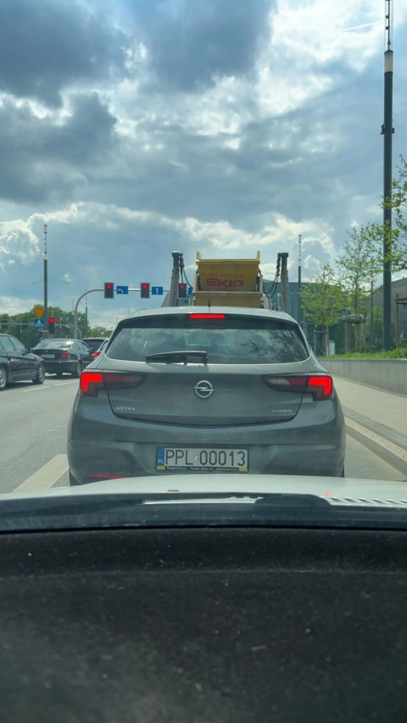 Uwaga pały! 3 chamów w bożej asterce. Ignorują pieszych na przejściu dla pieszych jednocześnie wyprzedzając na nim auto (rejon wkurwiania obywateli - Poznań i  okolice)