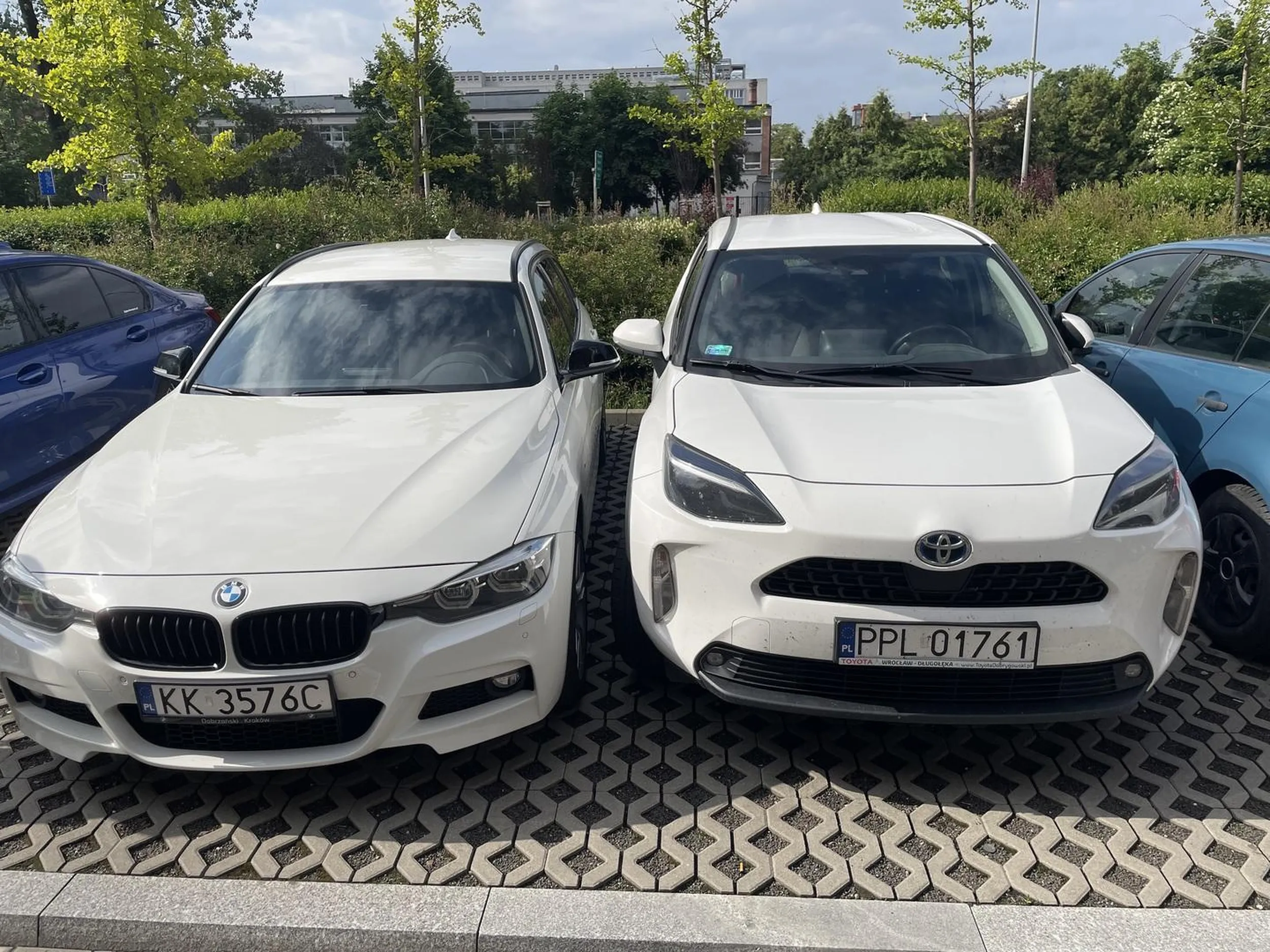 Śmietnik z tego właściciela, nie szanujący cudzej własności. Wyjebal w drzwi tak że zostawił wgniecenie. Nie pozdrawiam pajaca.