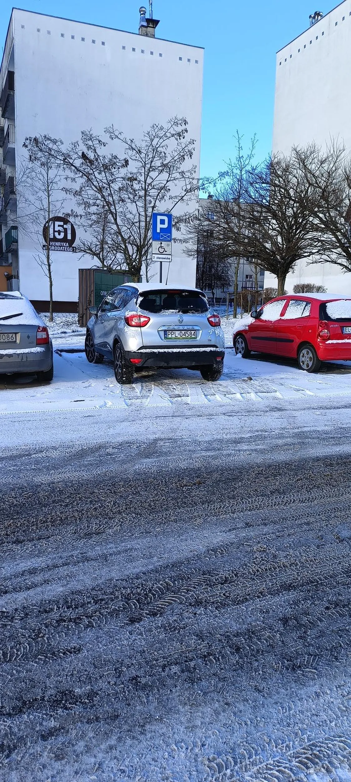 Pacjent korzysta z miejsc parkingowych dla osób niepełnosprawnych bez uprawnień.  Zaboli 800zl :). Koperty nie widać ale znak to chyba już tak ?