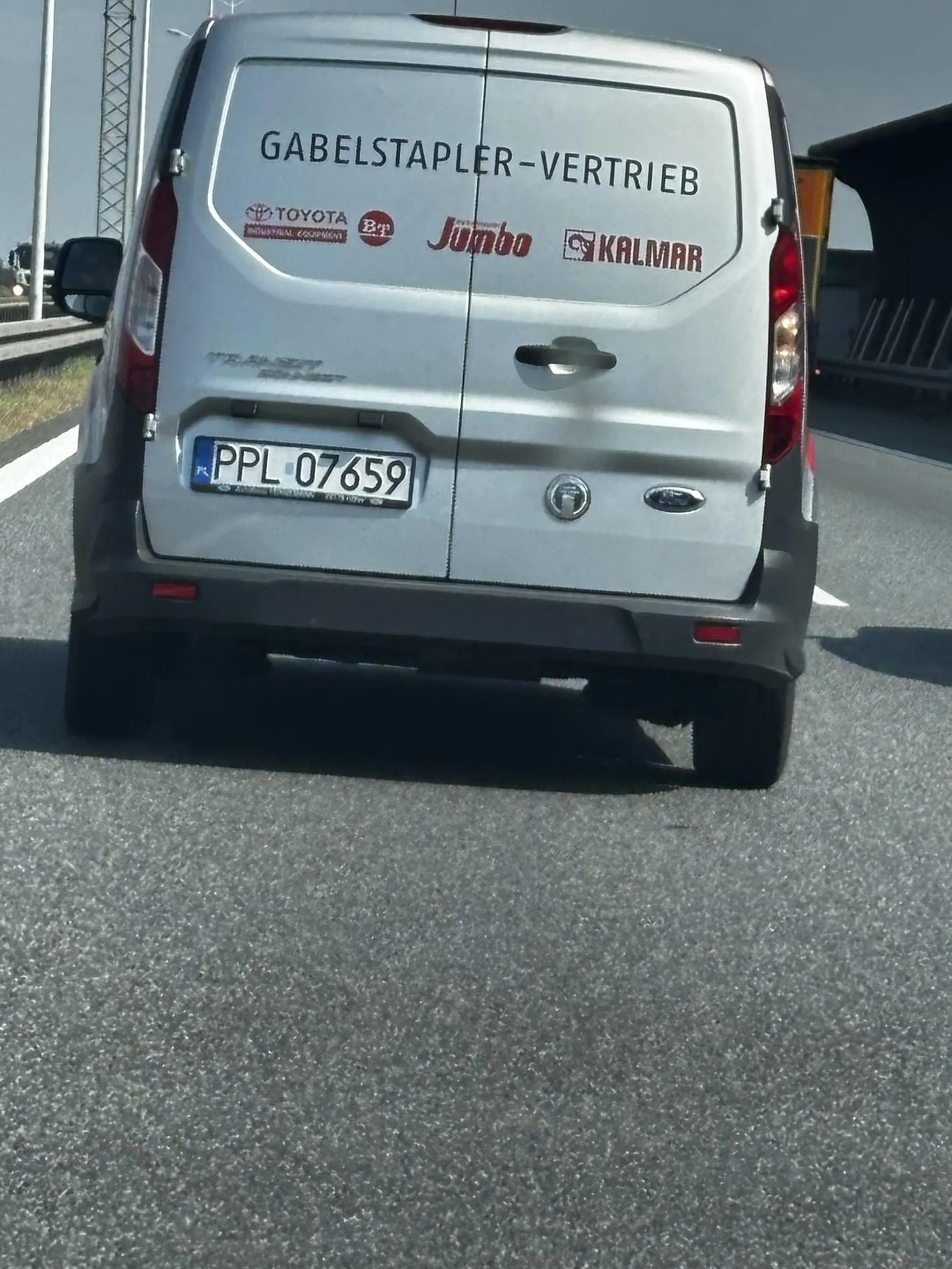 Kierujący ma problem z używaniem kierunkowskazów i lusterek przy zmianie pasa .