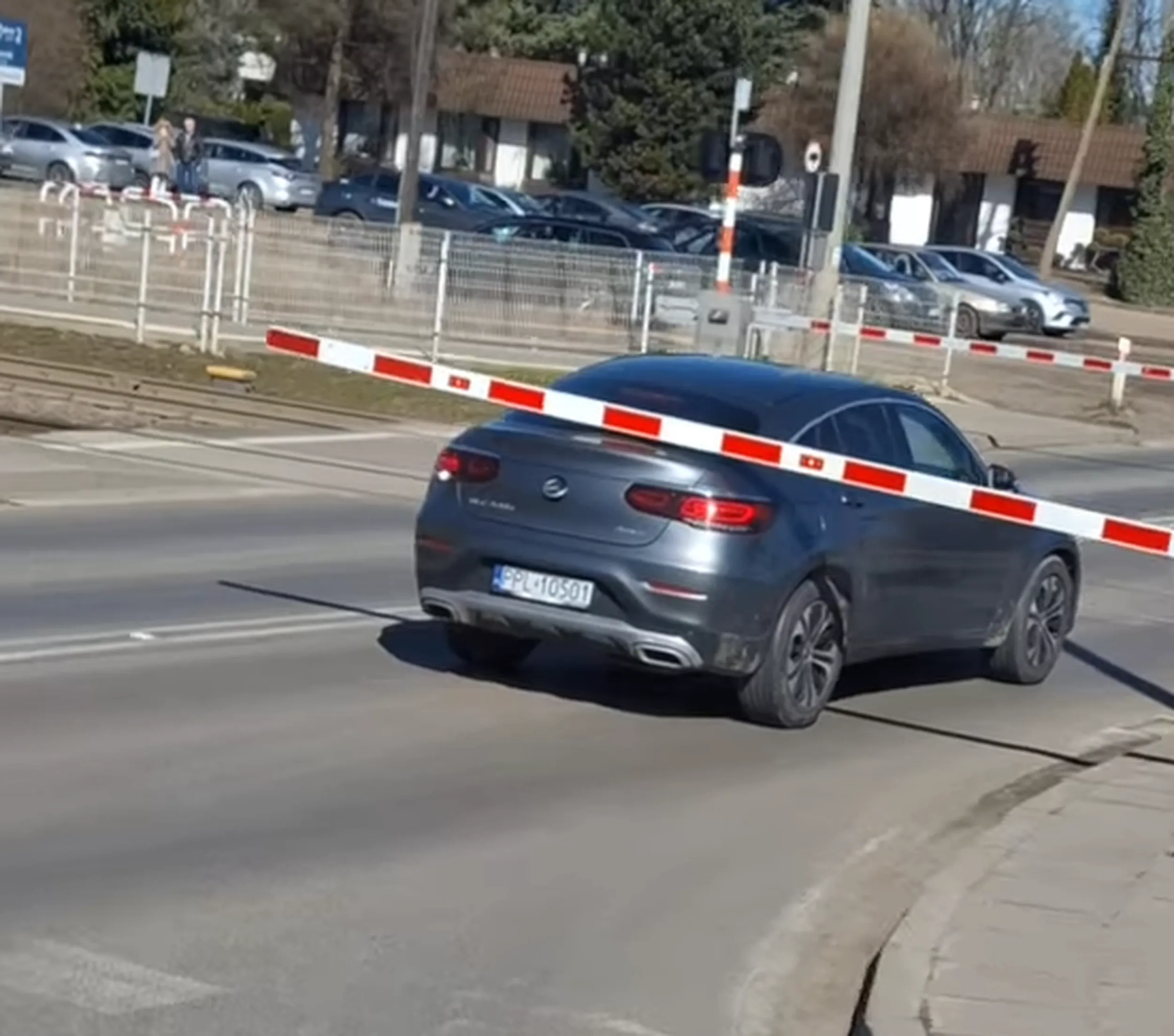 Wieś przyjechała do miasta i utknęła na rogatkach kolejowych