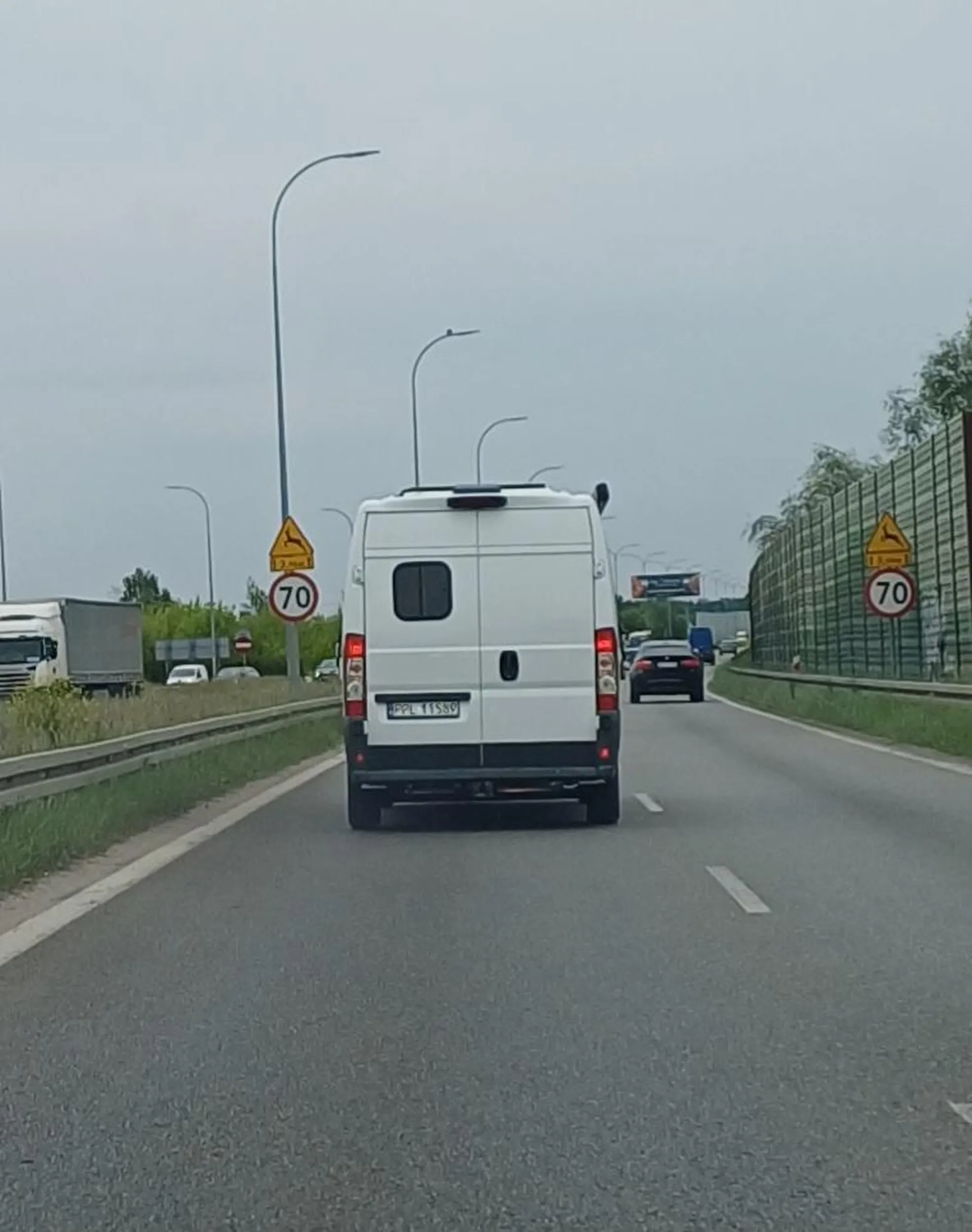 Cfaniak zajeżdzajacy drogę. Wymusza pierwszeństwo ładując się na siłę przed maskę. Ostrzegłem go sygnałem dźwiękowym że zaraz wjedzie mi w auto a on zatrzymał auto i wysiadł z łapami do mnie.