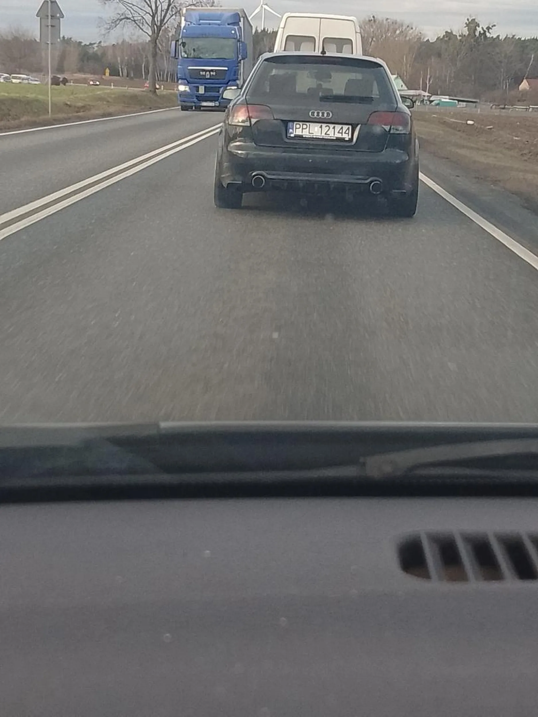 Na drugi raz nie będę hamował bo ty wymuszasz swoją kaną pozatym nie wiem czy prawko masz z chipsów ale podwójna ciągła i zakaz wyprzedzania widać że są ci obce bo nie stosujesz się wgl do przepisów ruchu drogowego i wymijasz bezsensu po jednym samochodzie  wciskając się między samochody na trzeciego