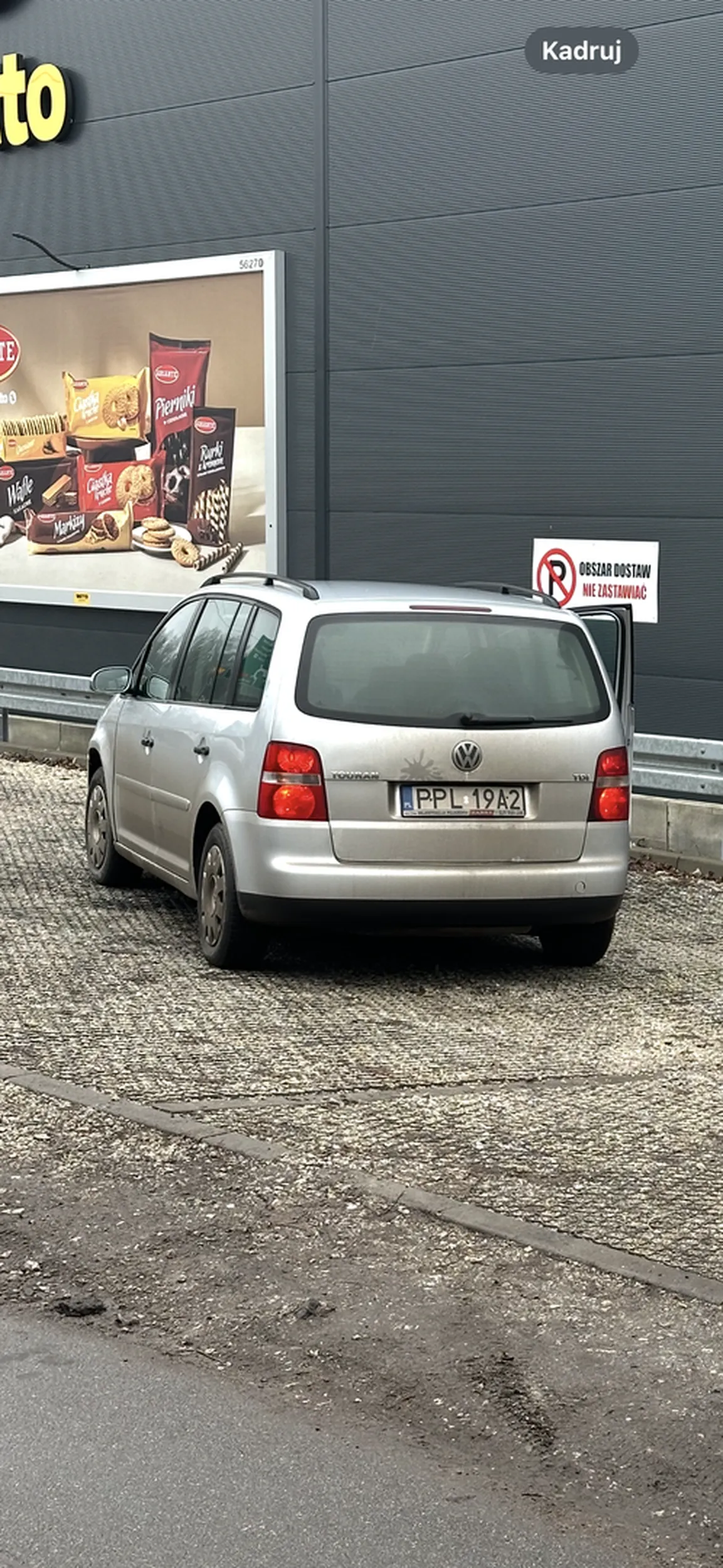Gość parkuje w miejscu dla dostaw a do tego jego auto to gruz - zawieszenie trzyma się na drutach, kopci jak smok. Diagnosta, który podbił mu przegląd to oszust.