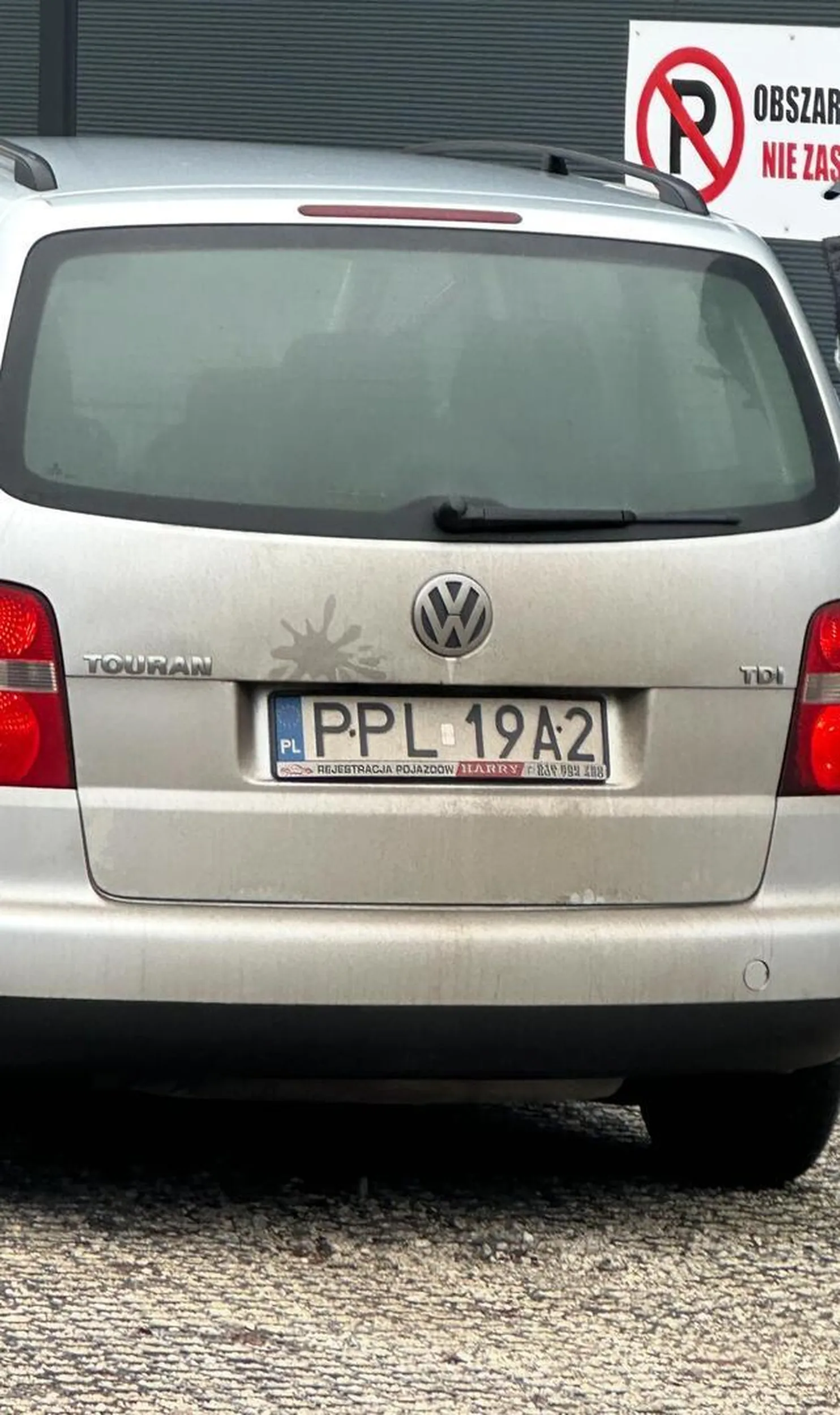 Gość parkuje w miejscu dla dostaw a do tego jego auto to gruz - zawieszenie trzyma się na drutach, kopci jak smok. Diagnosta, który podbił mu przegląd to oszust.