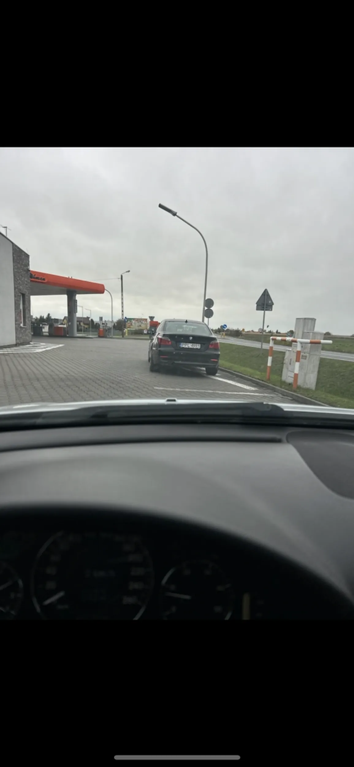 Typowy burak z BMW. Jedzie 30km/h a jak się chce go wyprzedzić to zajeżdża drogę.