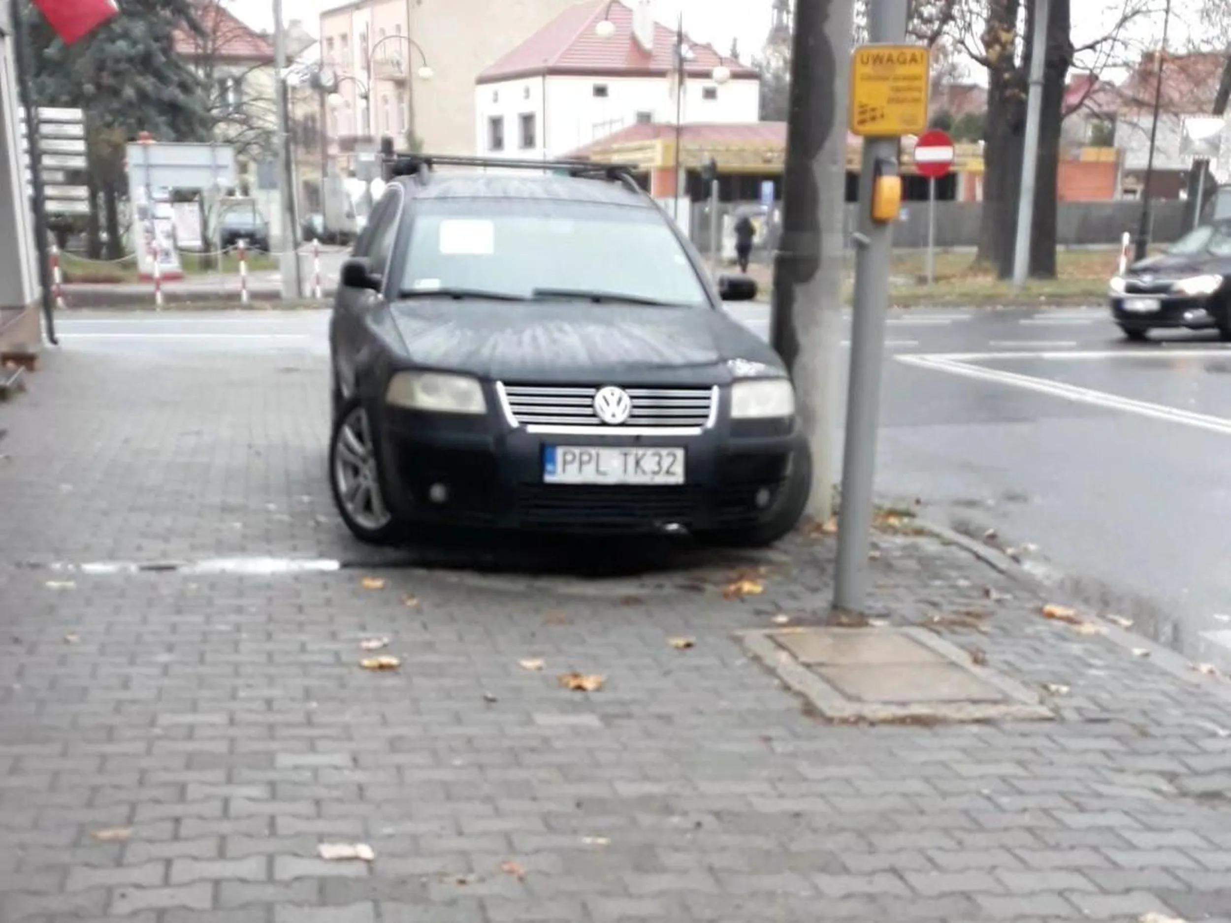 Parkowanie na chodniku, na skrzyżowaniu, bezpośrednio przy przejściu dla pieszych.