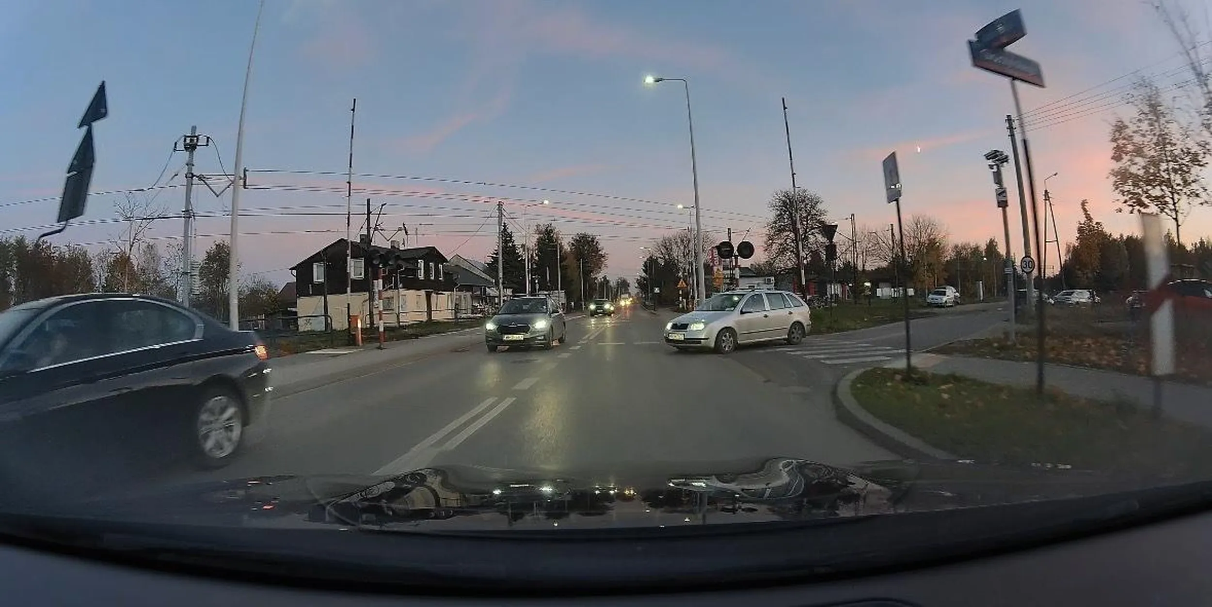 patus nieprzygotowany do życia w społeczeństwie wymusza pierwszeństwo i o mało co nie powoduje kolizji, po czym wychodzi z firmowego samochodu i grozi pobiciem