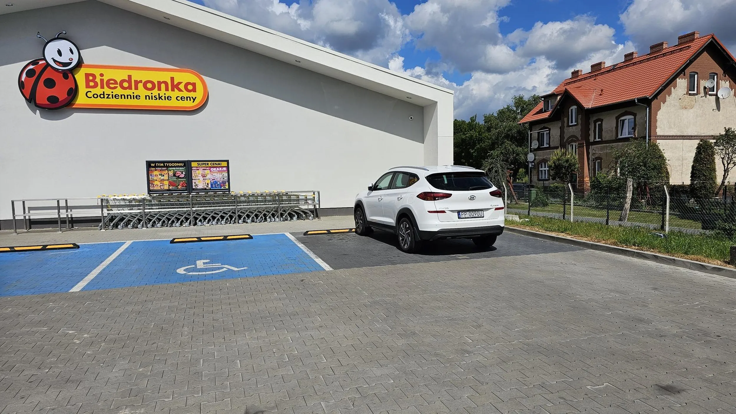 Patrzcie mistrza parkowania, ledwo sie zmiescil na dwoch miejscach. Zajelo mu to tylko 2 godziny i jest to jego szczyt mozliwosci. Na przyszlosc zapraszam na to niebieskie pole, bo widac spore uszkodzenie mozgu....