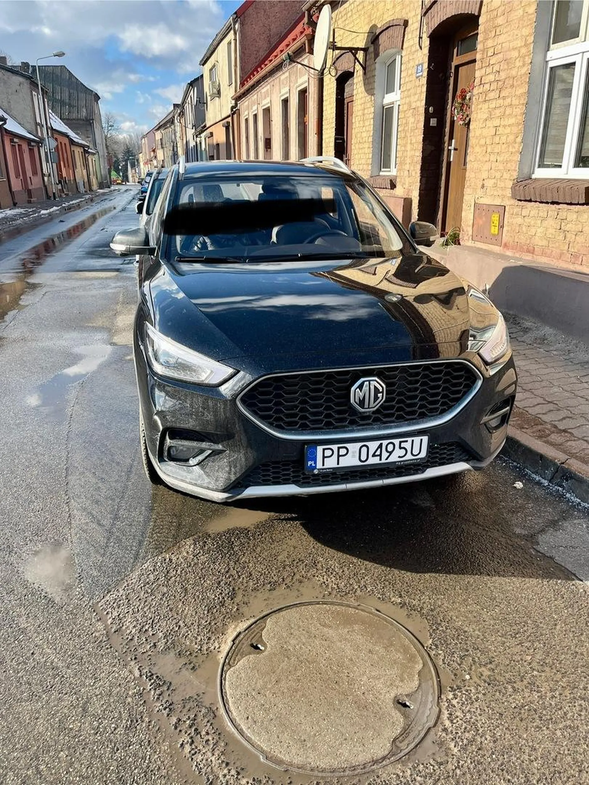 Kierowca stwarza zagrożenie parkując samochód kilkanaście centymetrów od skrzyżowania