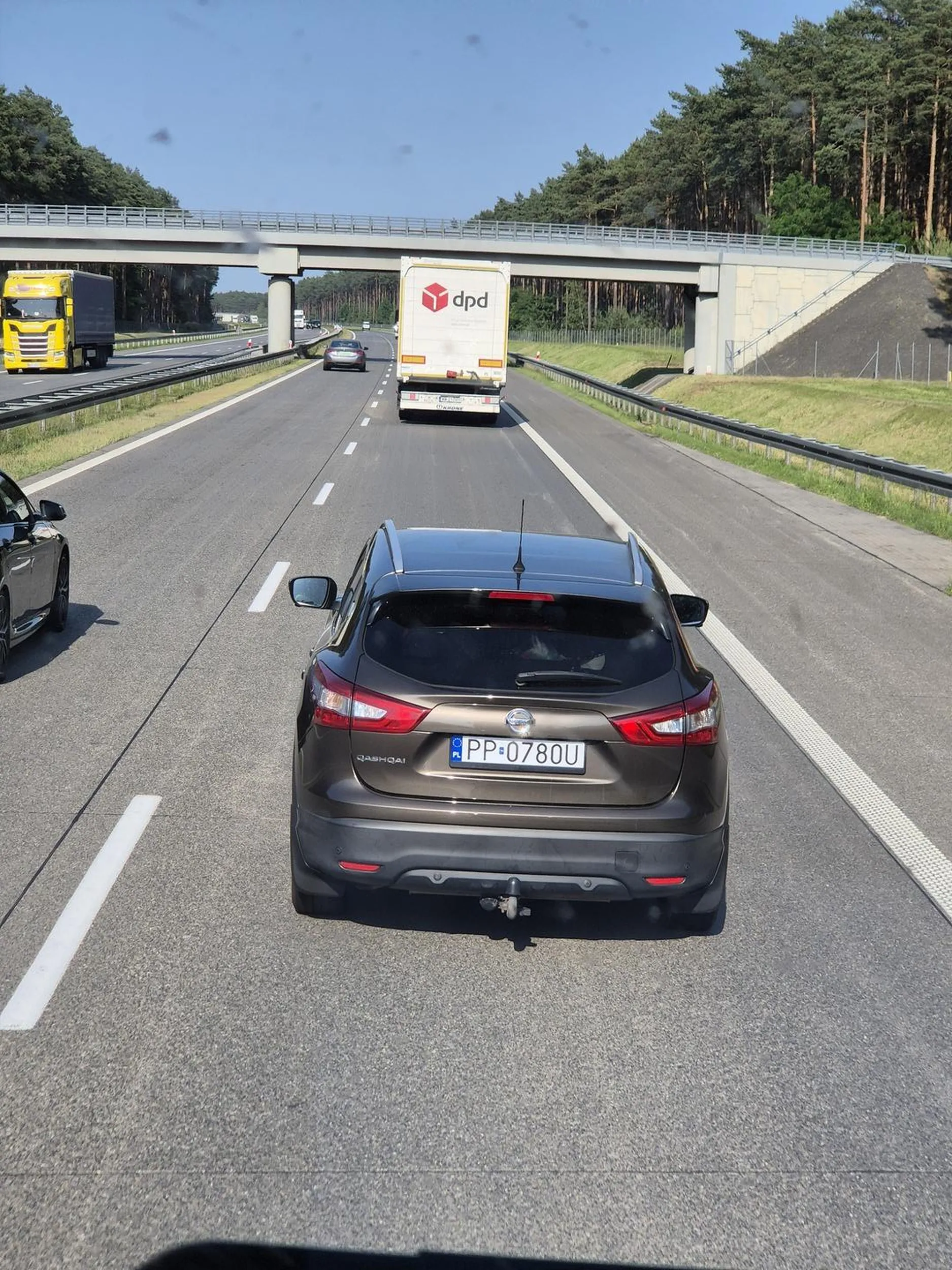 Naucz się jezdzic autostrada. Wyprzedza i zwalnia.