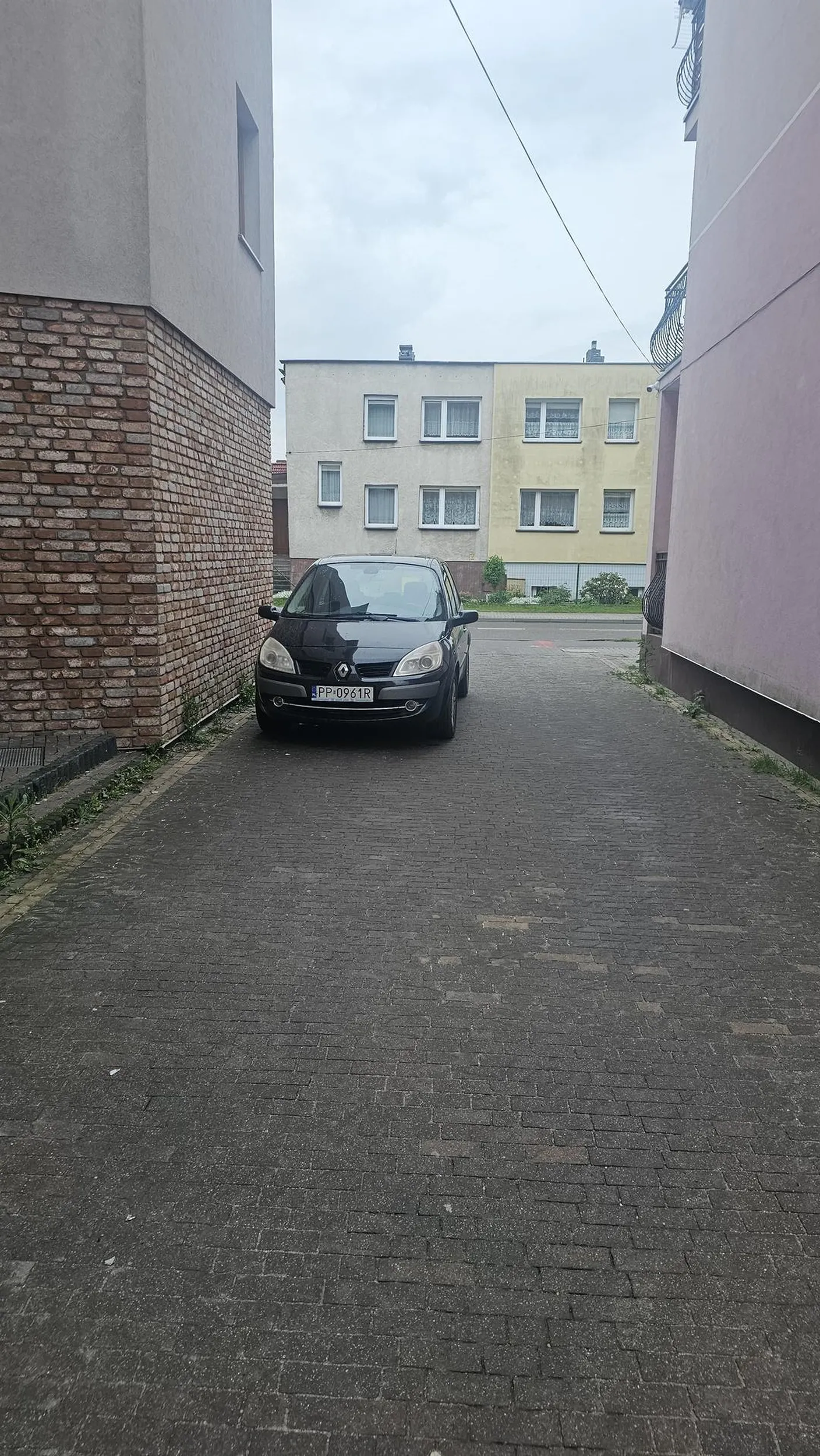 Kierowca stanie jak de**l blokując wjazd na podwórko.