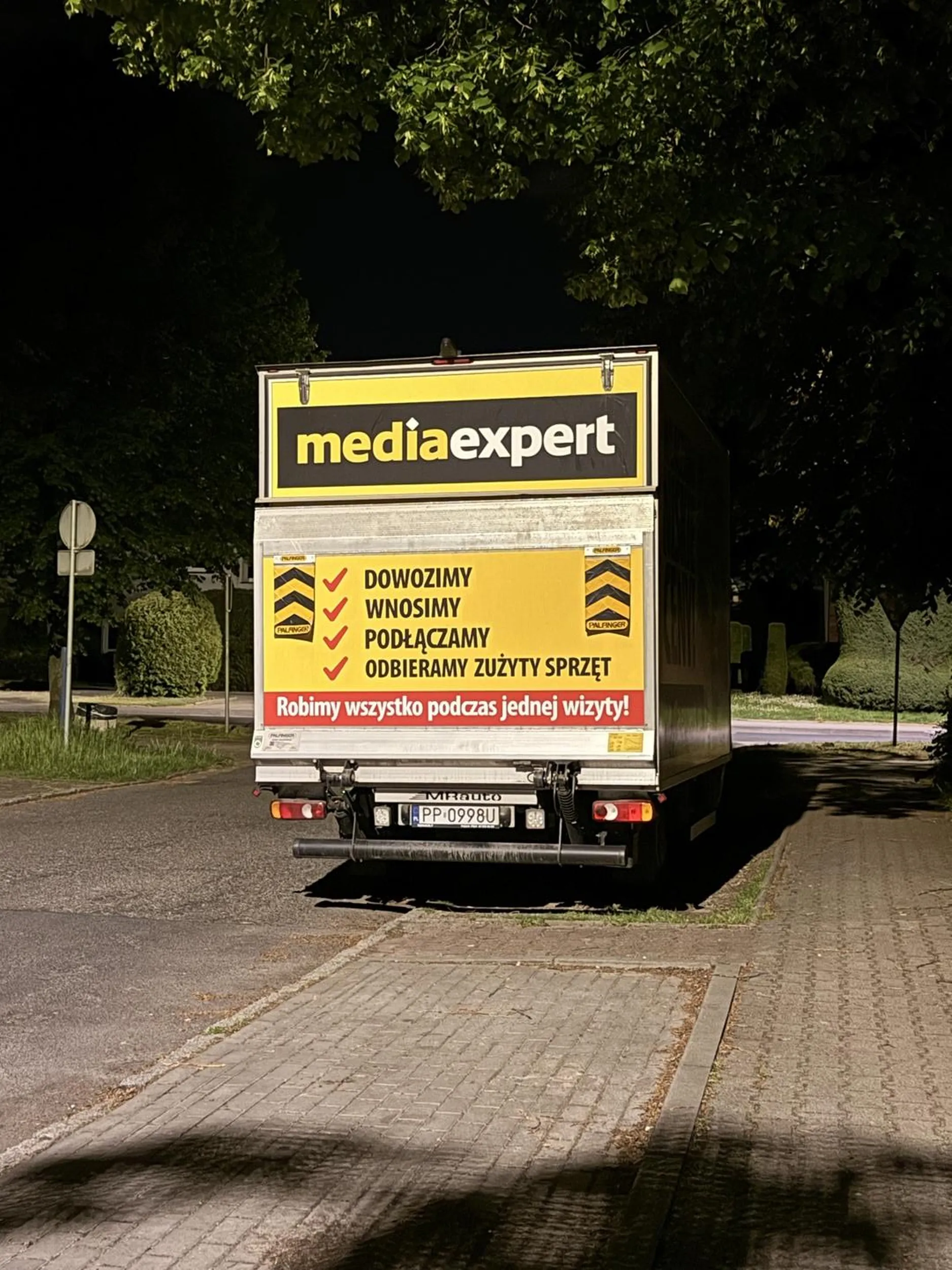 Gość mieszka gdzieś obok, z każdym razem zostawia auto w co raz dziwniejszych konfiguracjach. Dzisiaj np. połowa na trawniku a druga na jezdni przy samym skrzyżowaniu i pasach.