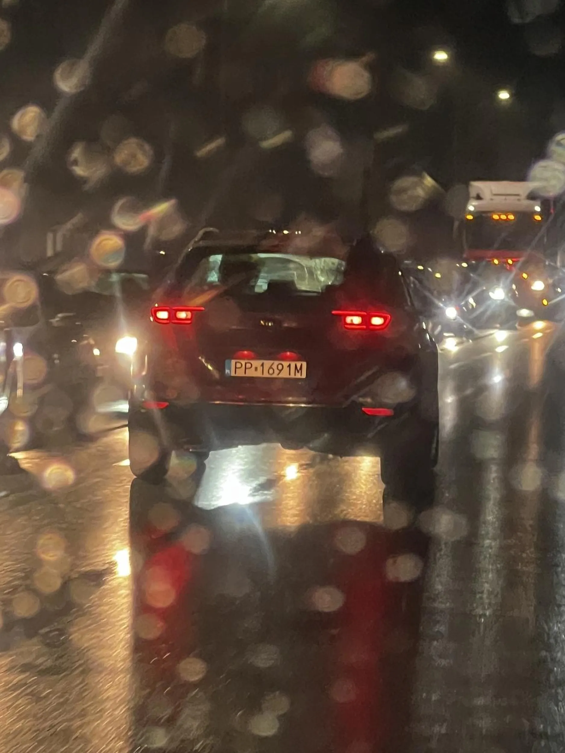 Jak już rozwaliłeś sobie auto przez to że wjechałeś w wysepkę to weź się zatrzymaj a nie rozrzucasz swoje części zderzaka na boki i narażasz innych kierowców na niebezpieczeństwo. W dodatku do tego jeździsz prawo lewo na ulicy.