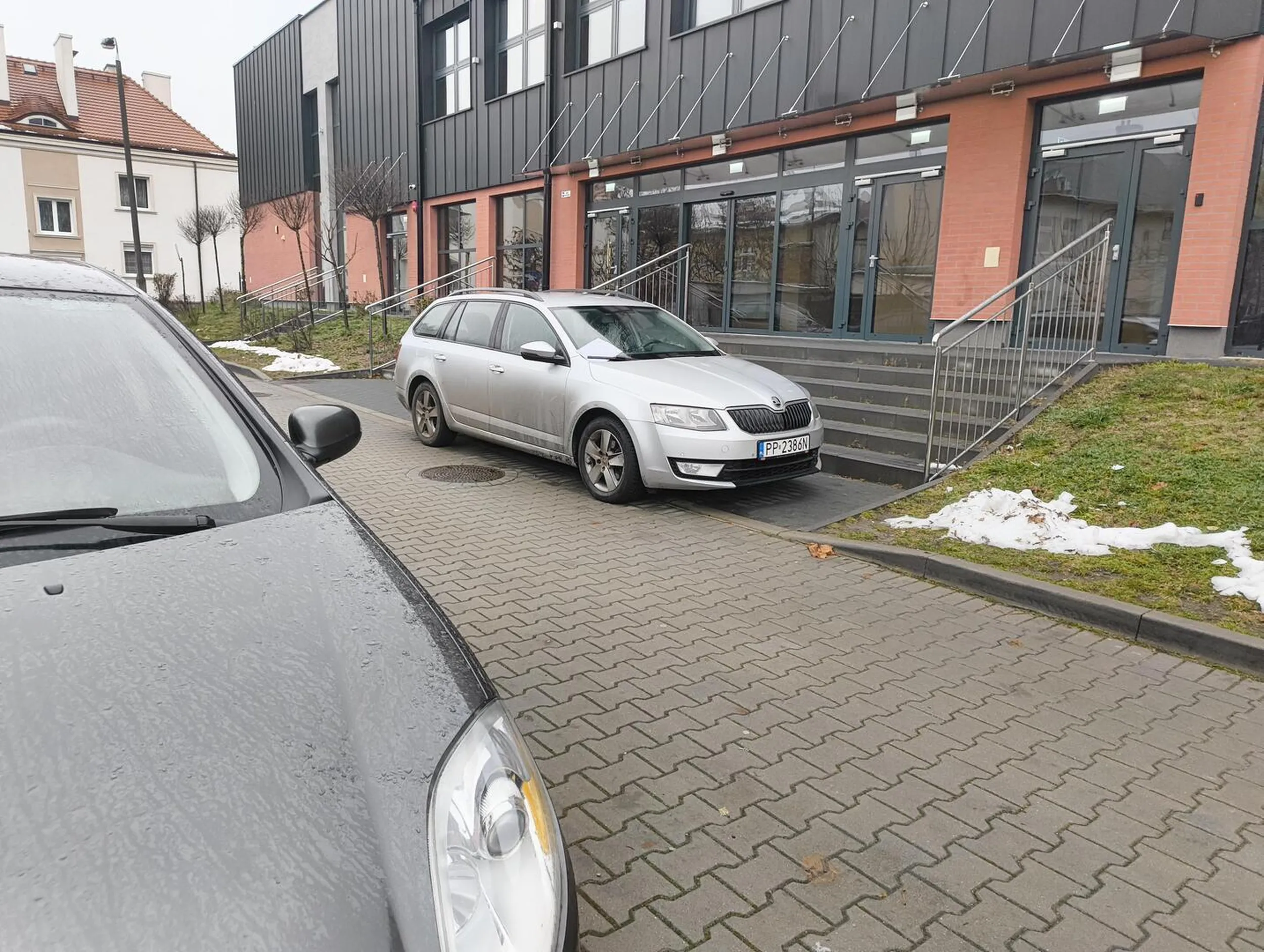 Jak widać nie wie gdzie parkować