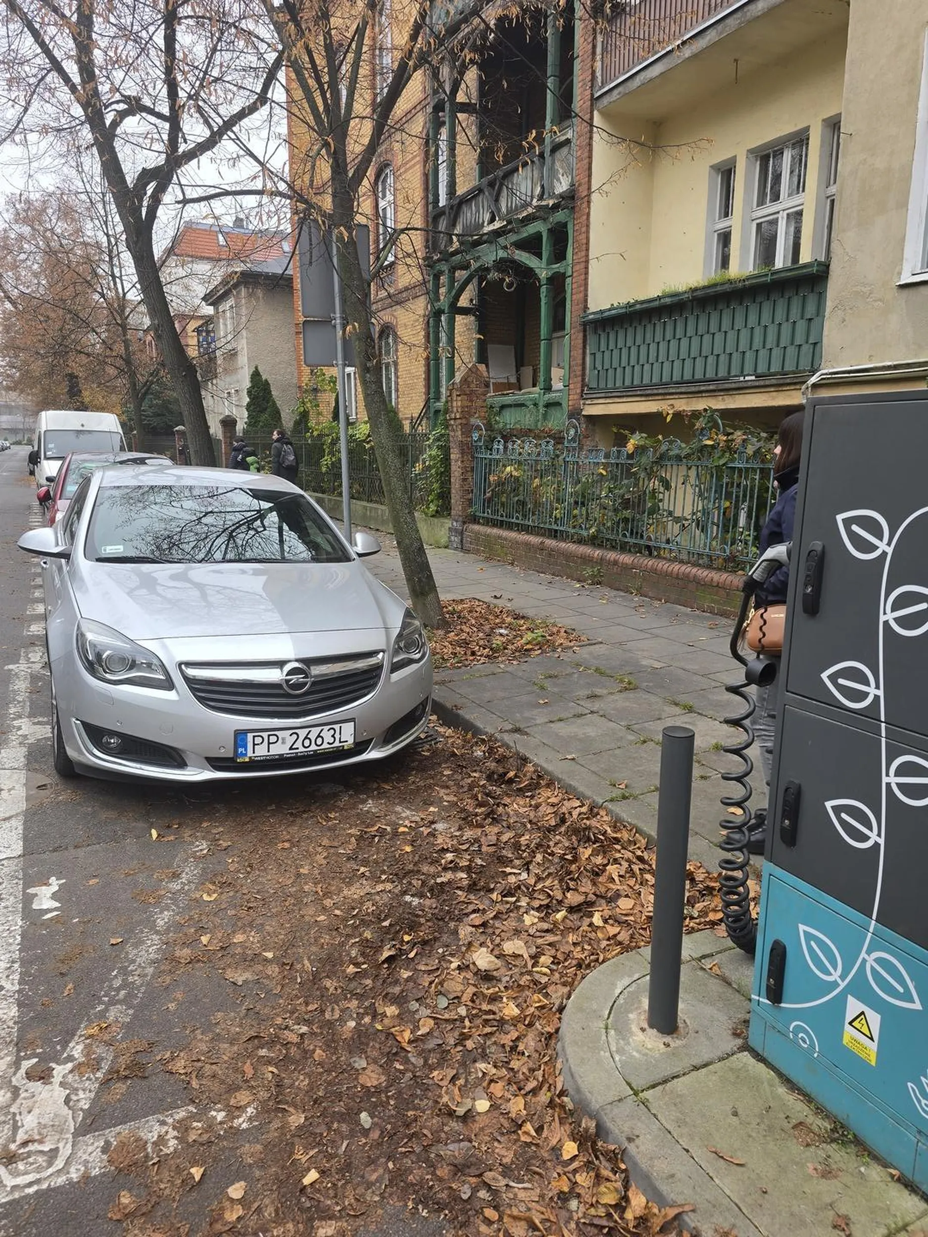 Następny niepełnosprytny, co parkuje na miejscu przeznaczonym do ładowania samochodów elektrycznych... Także drogi Panie te miejsca nie są dla śmierdzieli przeznaczone.
