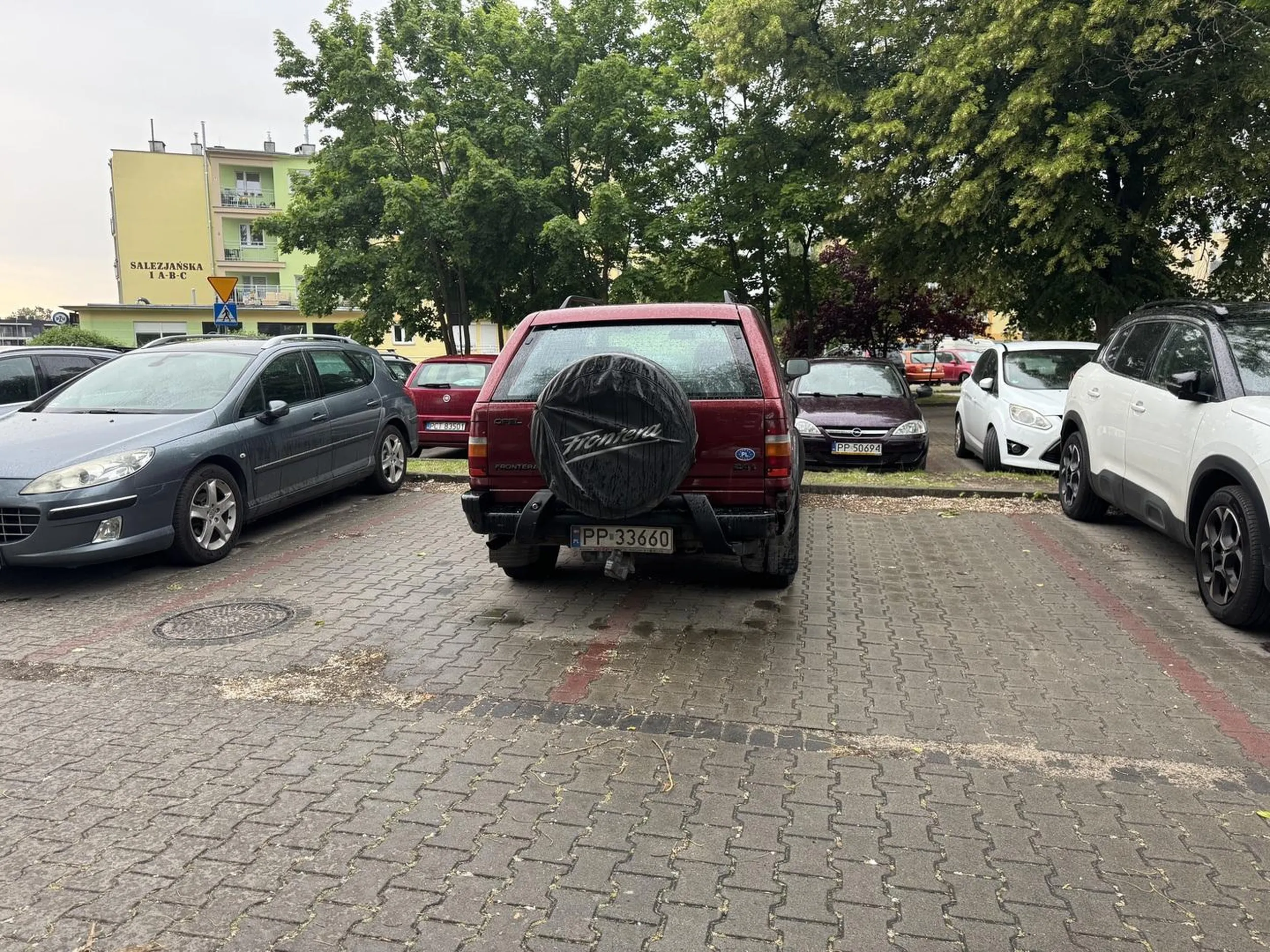 wiem, ze linie wyznaczone z kostki brukowej prawnie nie wyznaczaja miejsc parkingowych, ale prosze, szanujmy sie i stawiajmy samochody w tych liniach :)