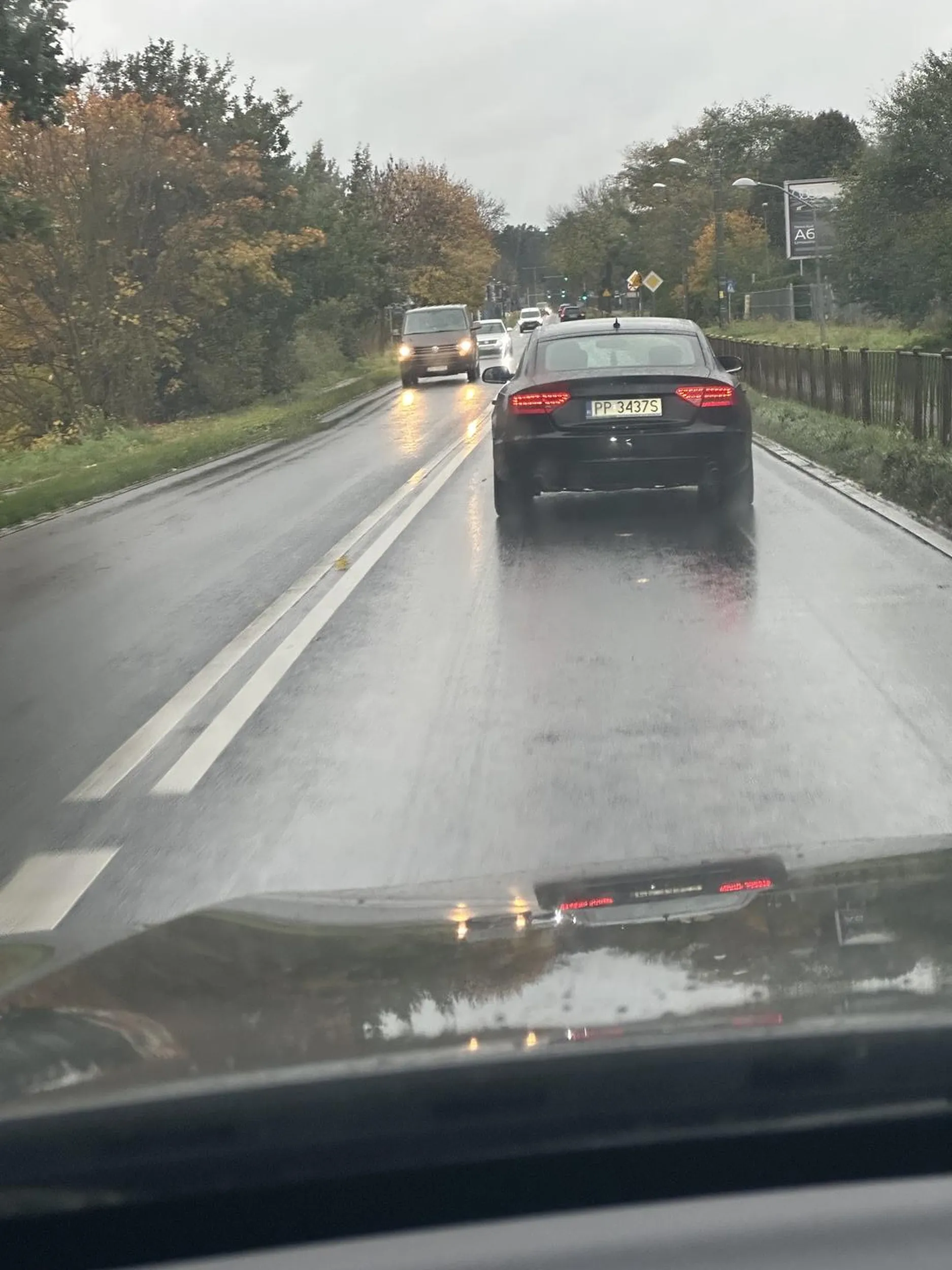 Gdyby karali za wolną jazdę to zabraliby mu prawko. Ograniczenie 40 jedzie 20 masakra