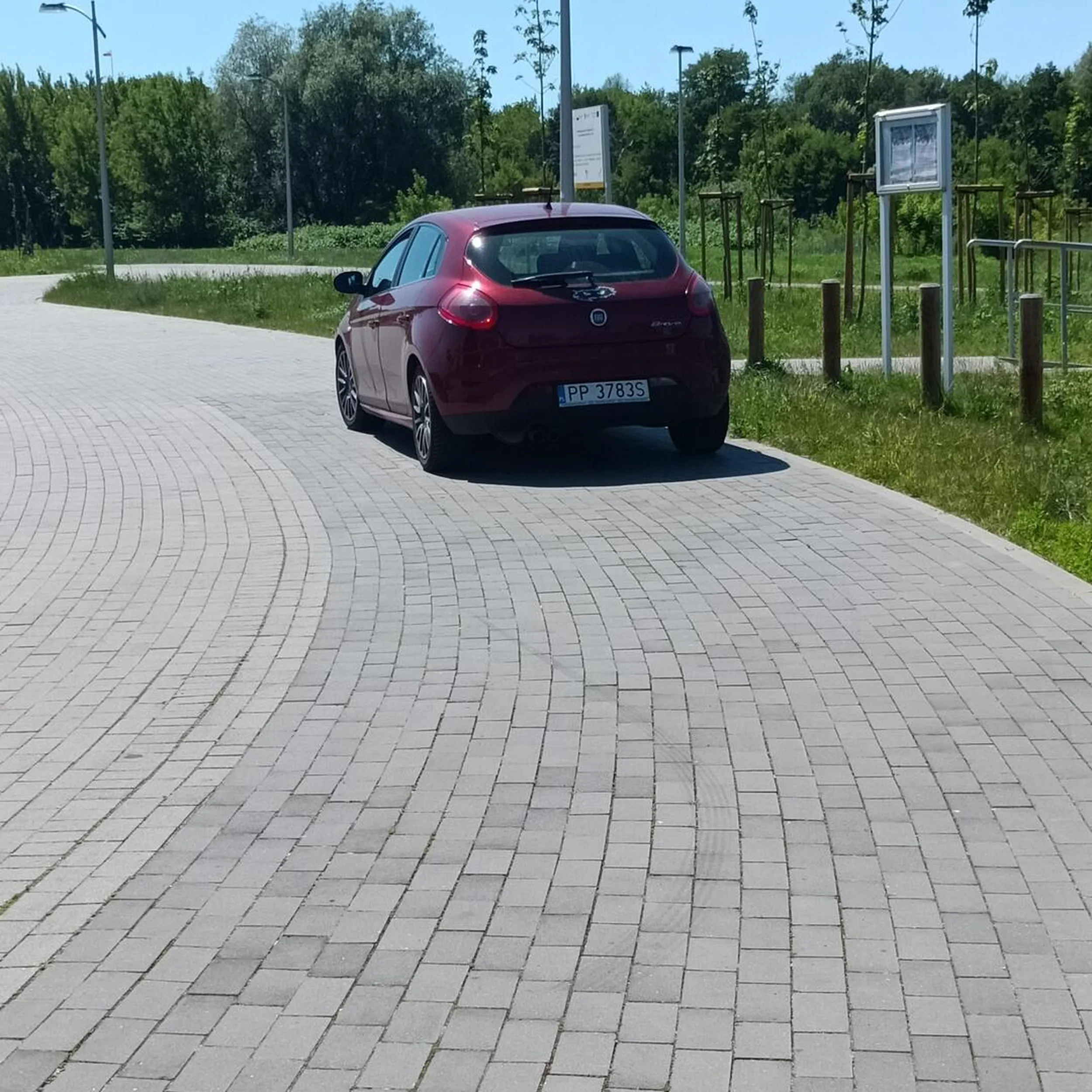 Parkowanie na chodniku po mimo pustego parkingu 20 metrów dalej