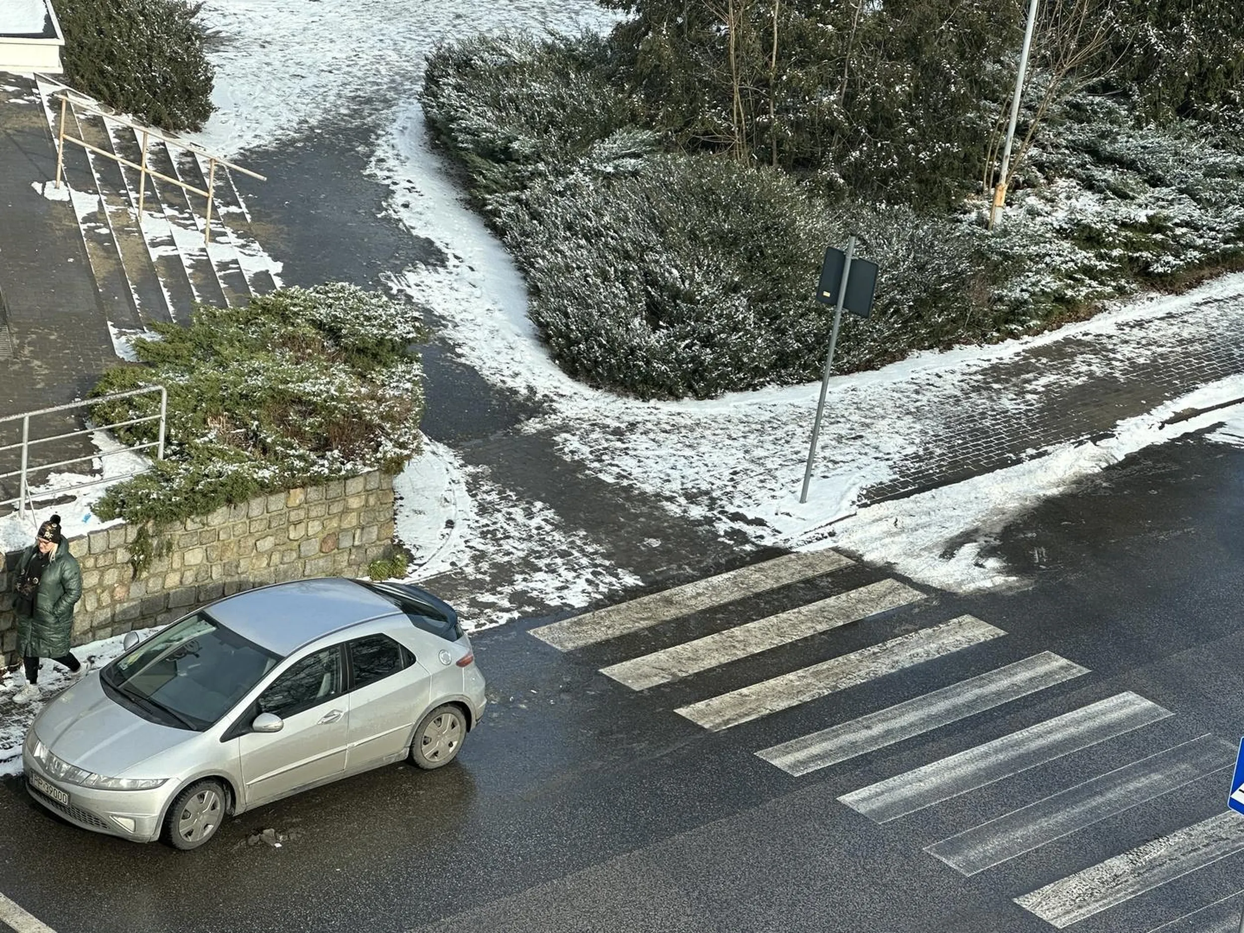 Parkowanie tuż za przejściem dla pieszych. Kiedyś ktoś przez Ciebie zginie :/