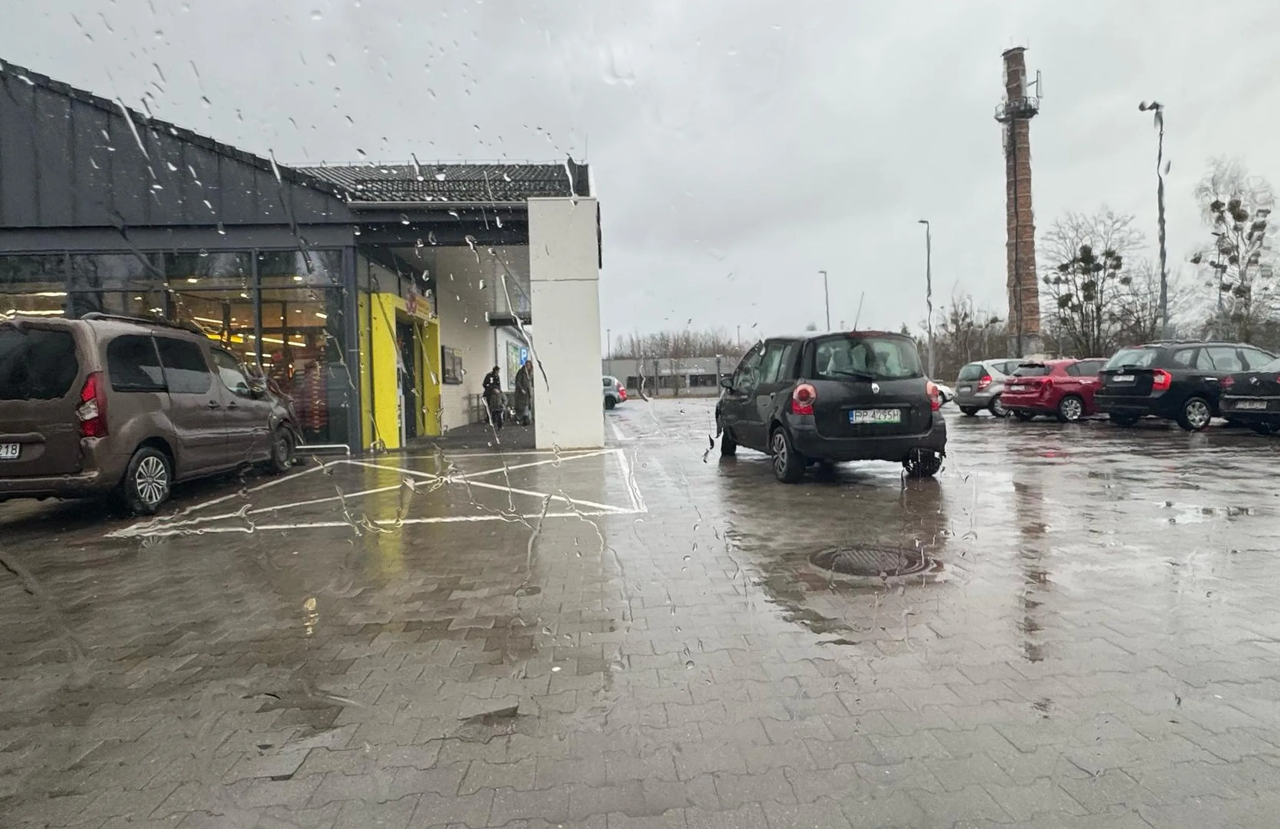 Stary dziad musi stanąć na odpierdol przed biedronką na ul. Poznańskiej i to jeszcze przed wejściem, prawie na środku przejazdu