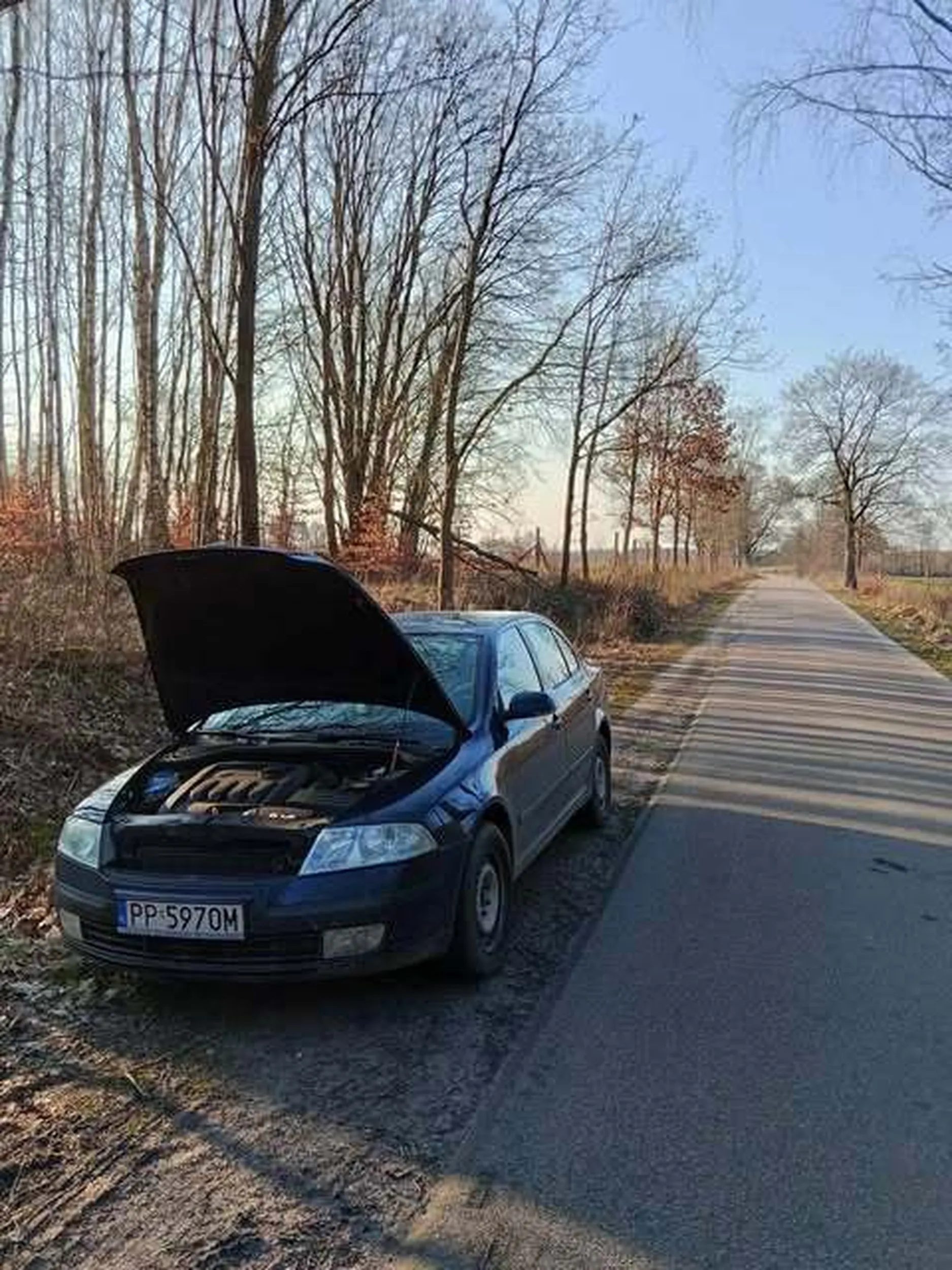 Nie polecam kierowcy, auto na srodku drogi stoi puste przez cala noc z otwarta maska
