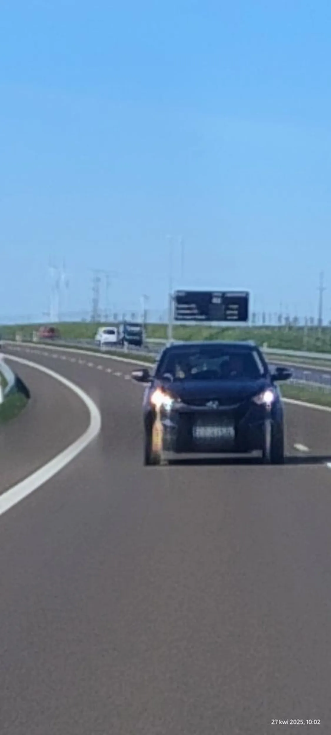 Szmata robi zdjęcia losowym ludzią na autostradzie