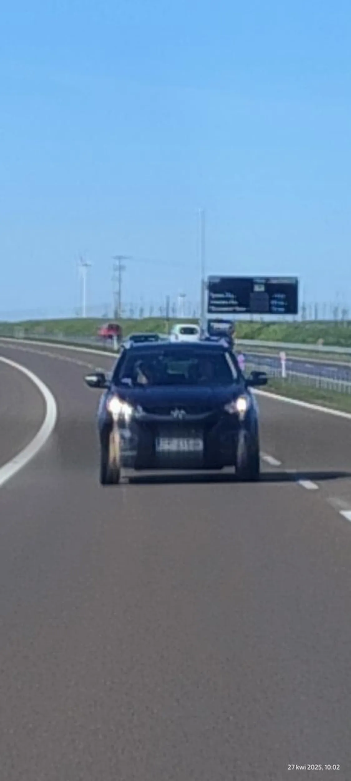 Szmata robi zdjęcia losowym ludzią na autostradzie