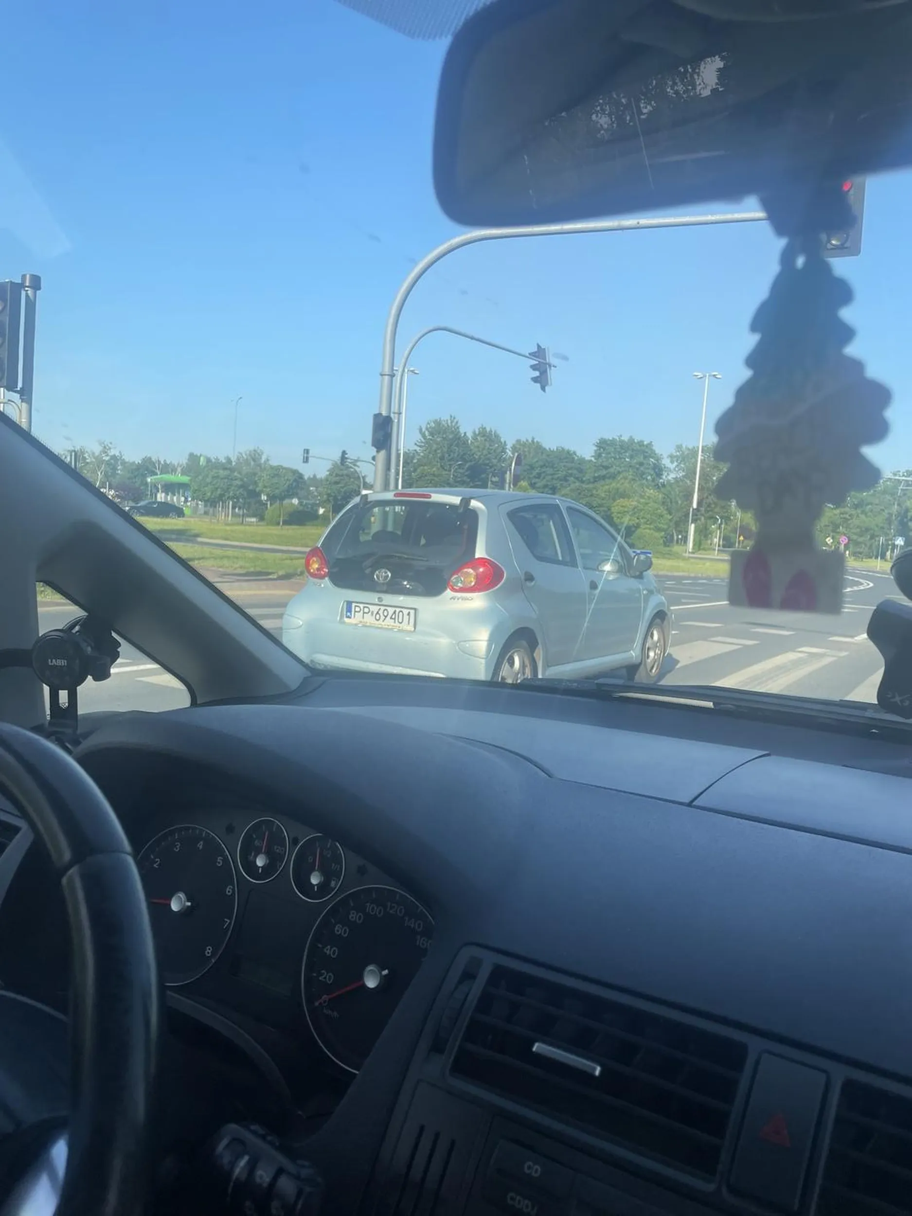 prawie wjebał się pod tira a potem na światłach zatrzymał się na pasach