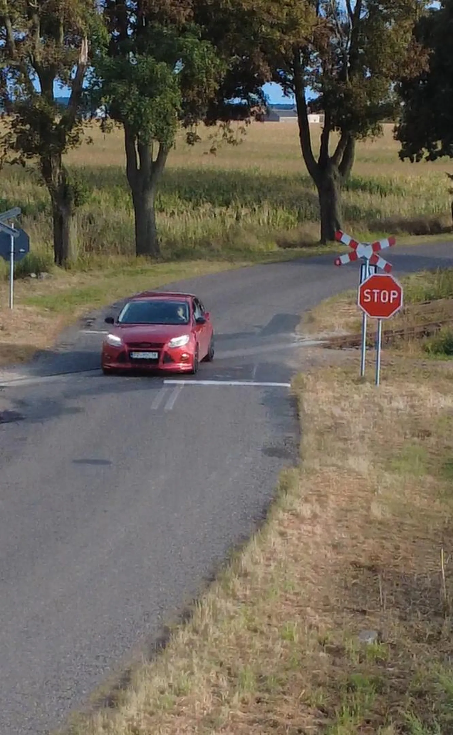 Jeździ po mieście i strzela z wydechu a ledwo się odpycha ta kosiarka. Podczas kręcenia filmu drenem przejechał przez przejazd kolejowy nie zatrzymując się