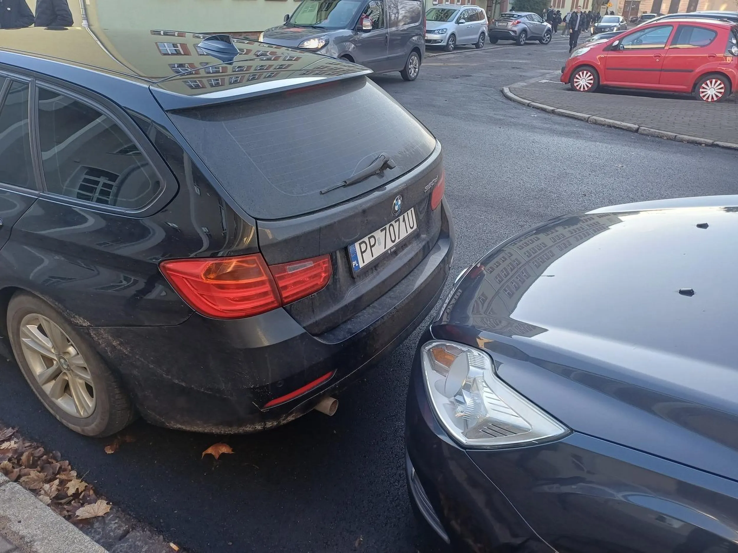 Baran podjeżdża pod sam zderzak, że wyjechać nie idzie