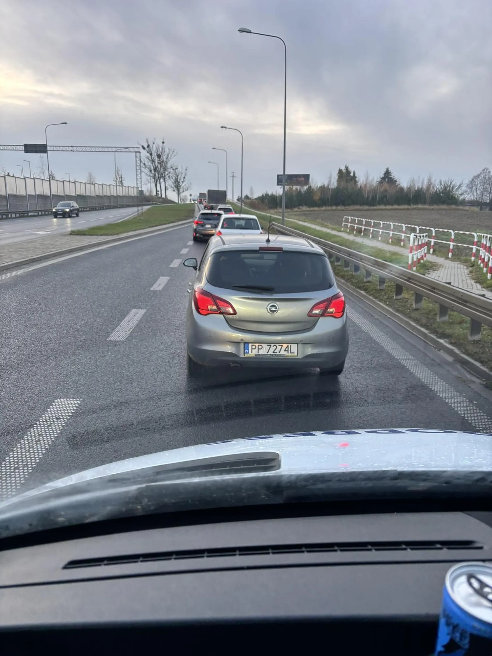 Jeżeli pani starsza nie rozumie podstawowych zasad ruchu drogowego i stosowania się do znaków w kwestii jazdy na zamek to proponuję oddać uprawnienia i przesiać się na komunikację miejską lub zostać na swojej pileńskiej prowincji.