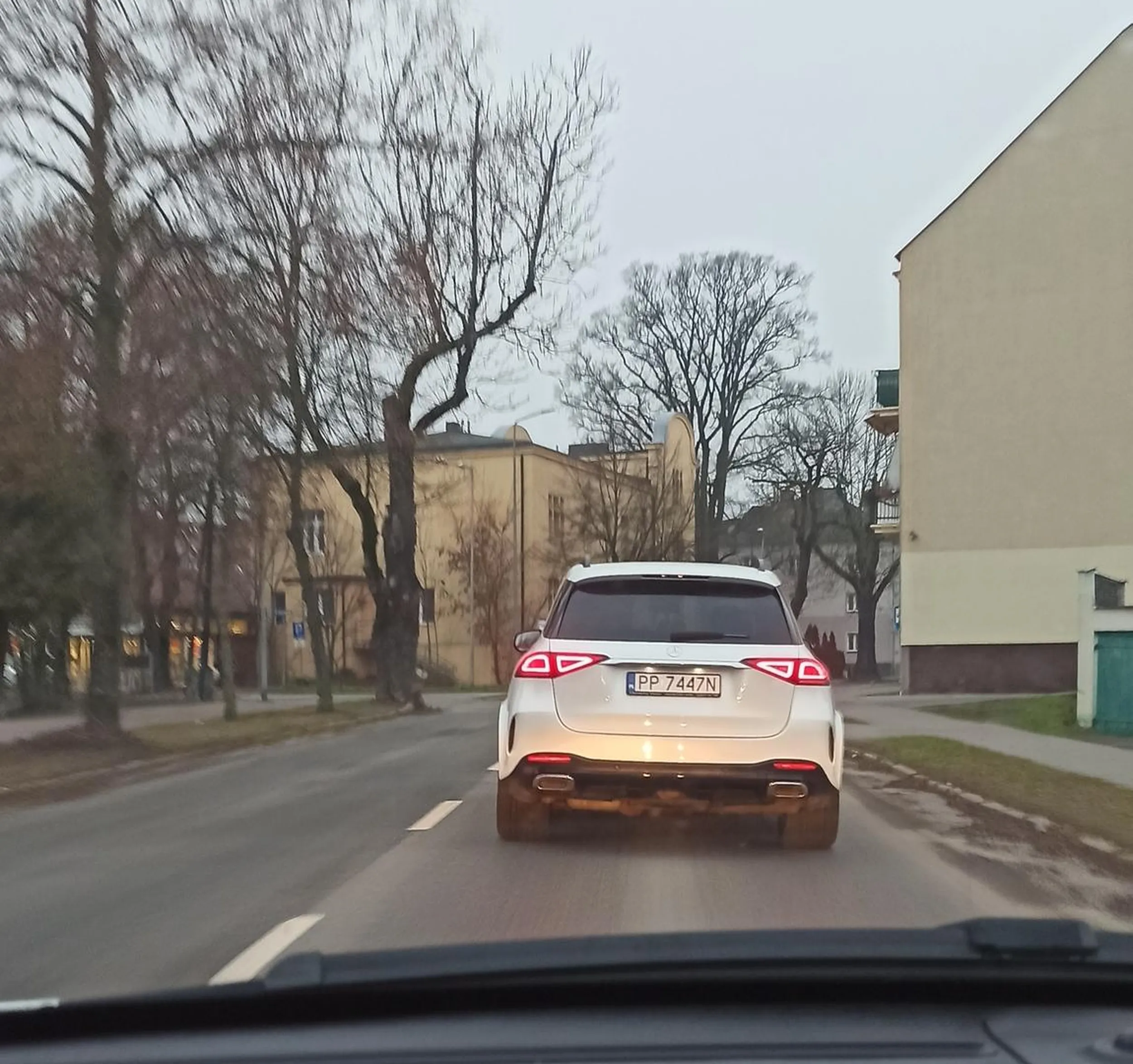 Prawo jazdy z czipsów. Blokuje ruch.