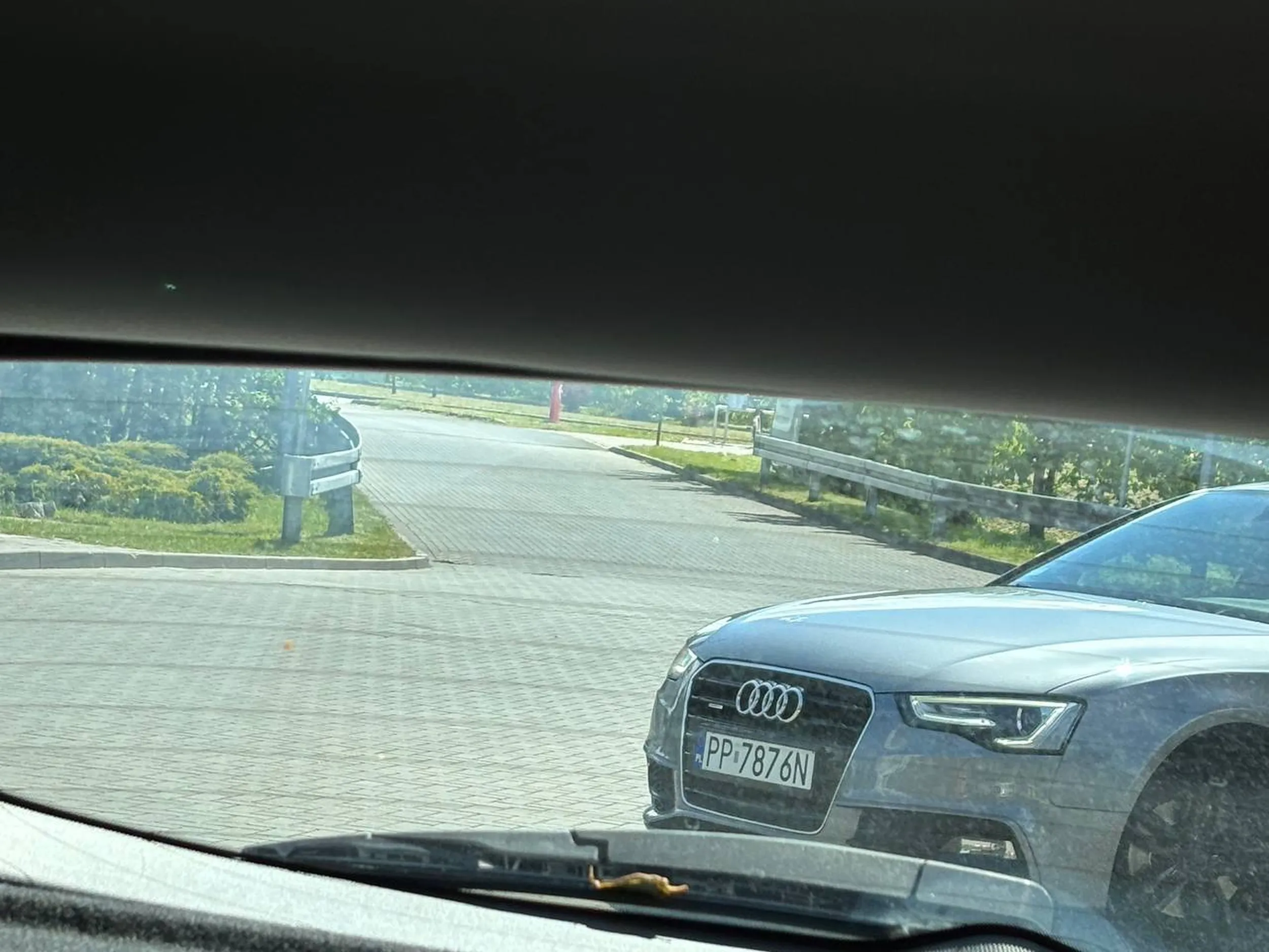 Dnia 15.05 o godzinie 12:34 podczas postoju na wyznaczonym miejscu na terenie stacji paliw ORLEN (Bydgoszcz, ul. Grunwaldzka 142) zostałem zaatakowany przez kierowce pojazdu o numerach rejestracyjnych PP 7876N z uwagi na chęć natychmiastowego skorzystania z kompresora do opon kierowca zablokował mi tył samochodu mojego pojazdu oraz zaczął z dużą siłą uderzać w szybę boczną