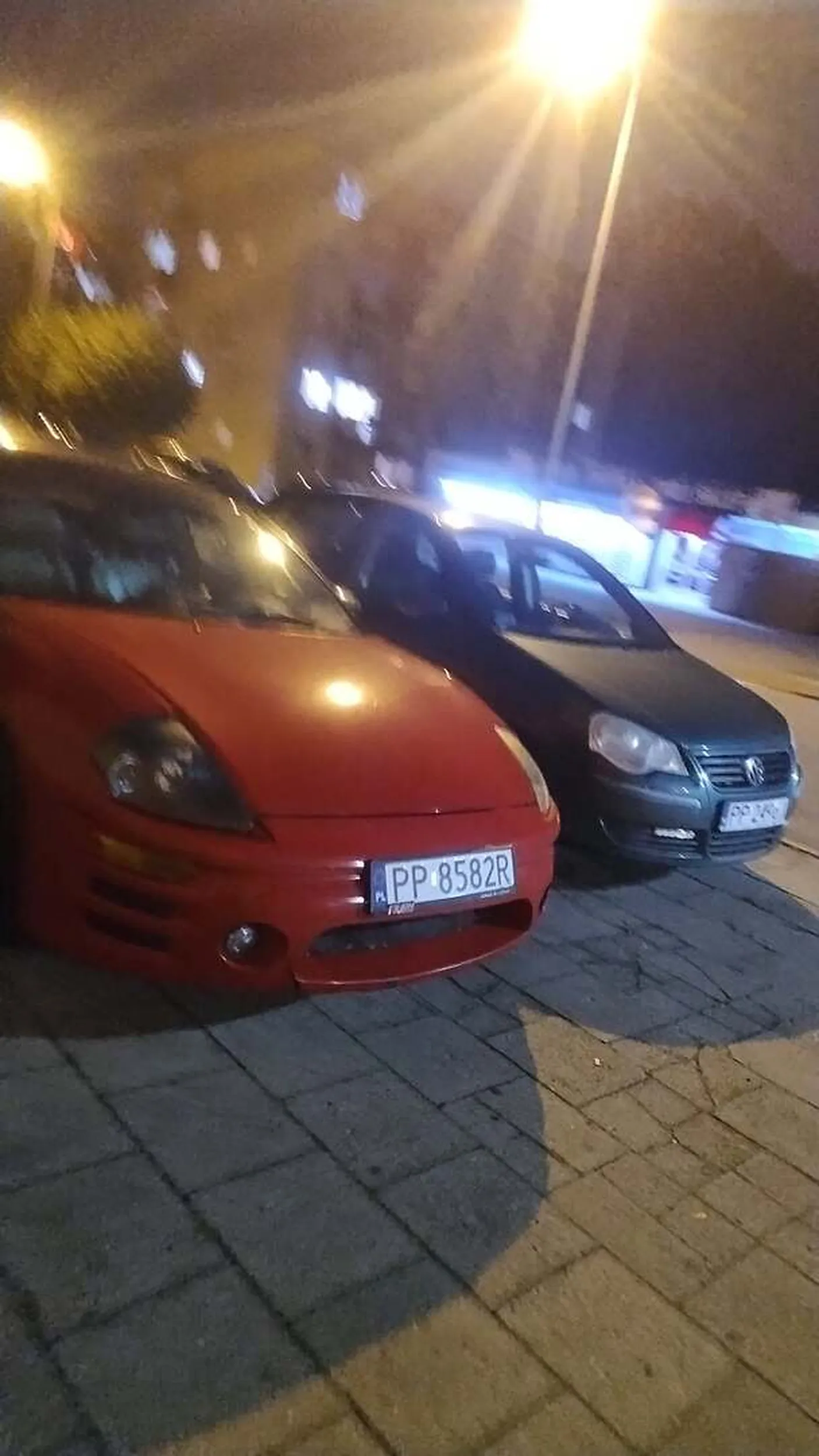 Od kiedy chodnik to parking? Polecam tam nie parkować bo nie ma jak przejść W przeciwnym razie będziesz drapał szybki ???
