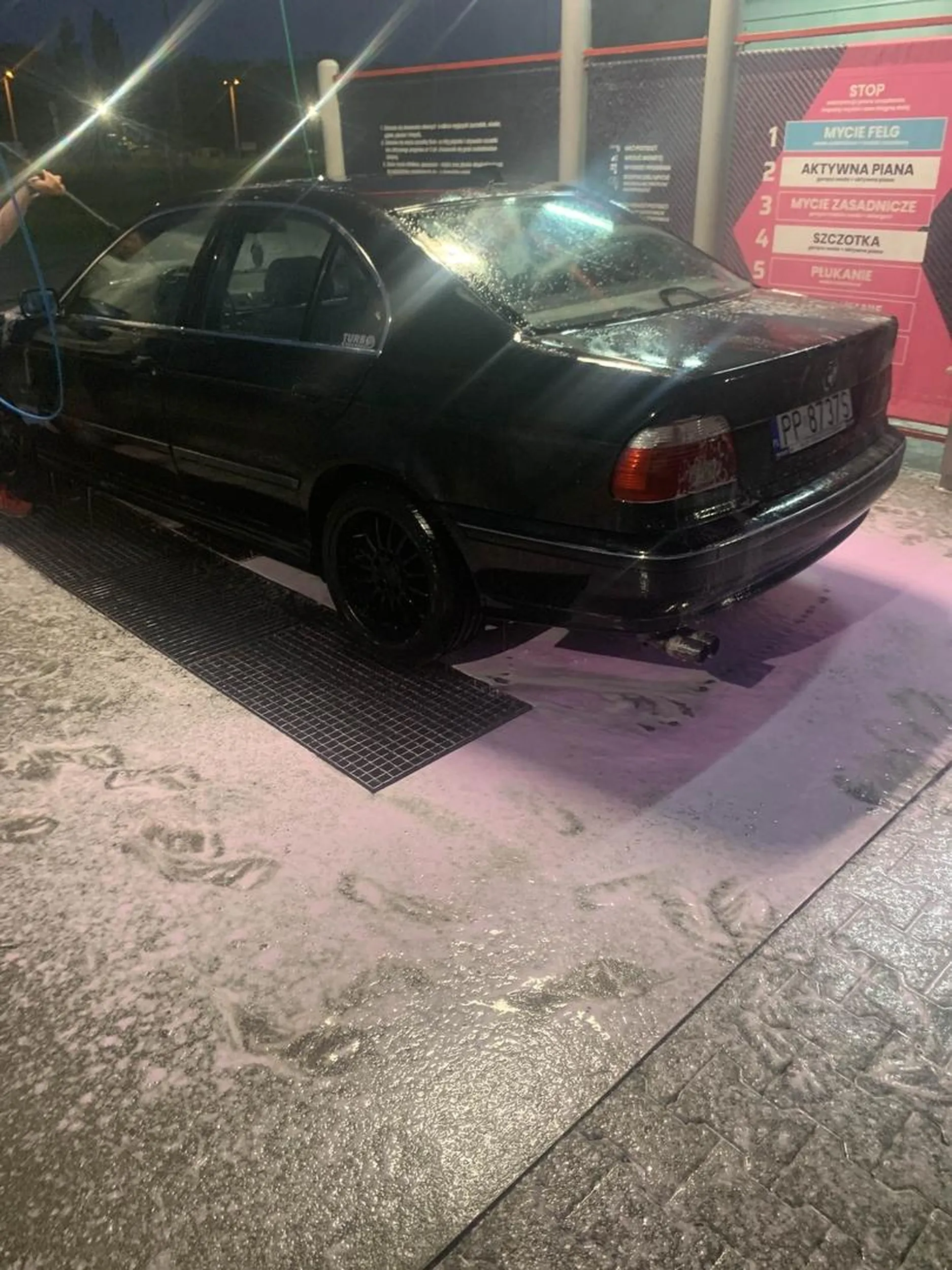 Jest git kierowcą, ale jednak jest pizdą na drodze, boi się mniejszych aut, bo w tym e39 nie ma mocy, a brzmi jak kosiarka