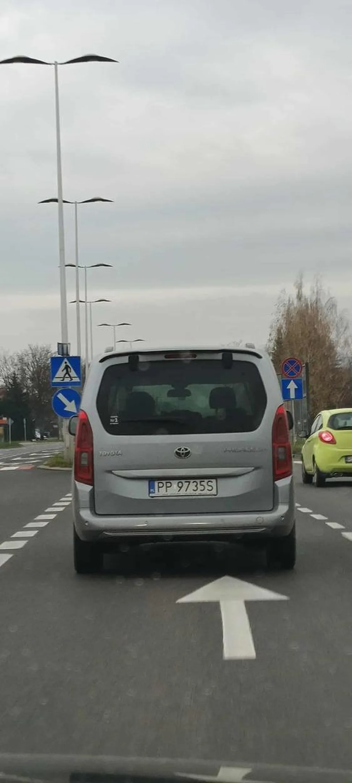Kretynka maluje usta podczas jazdy. Wpierdala się na rondo, wymuszając pierwszeństwo.