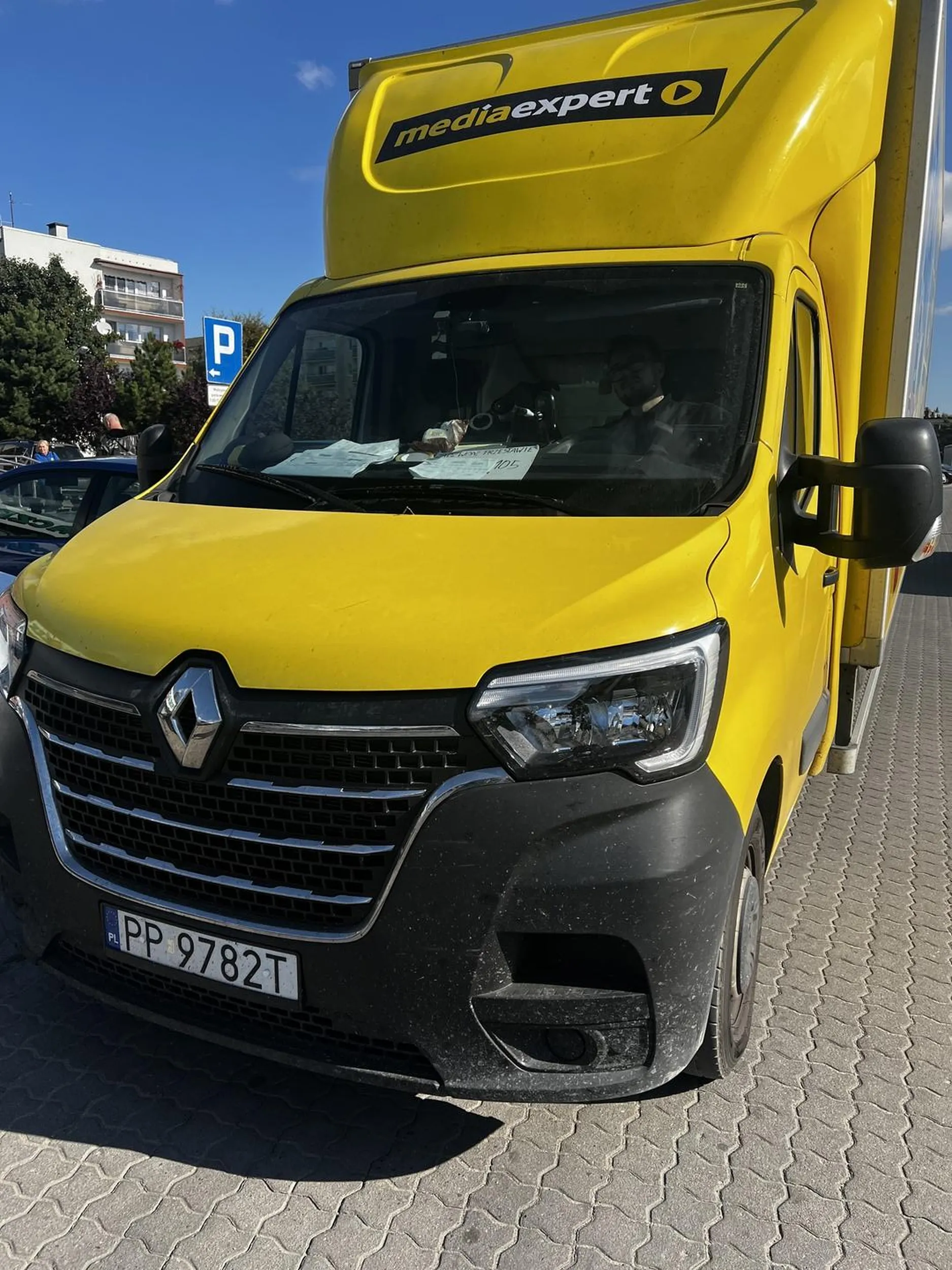 kierowca stanął na pasie ruchu i zablokował 3 samochody na parkingu, poszedł sobie . Jak przyszedł to Ani przepraszam ani nic tylko teks on stanął na chwilę