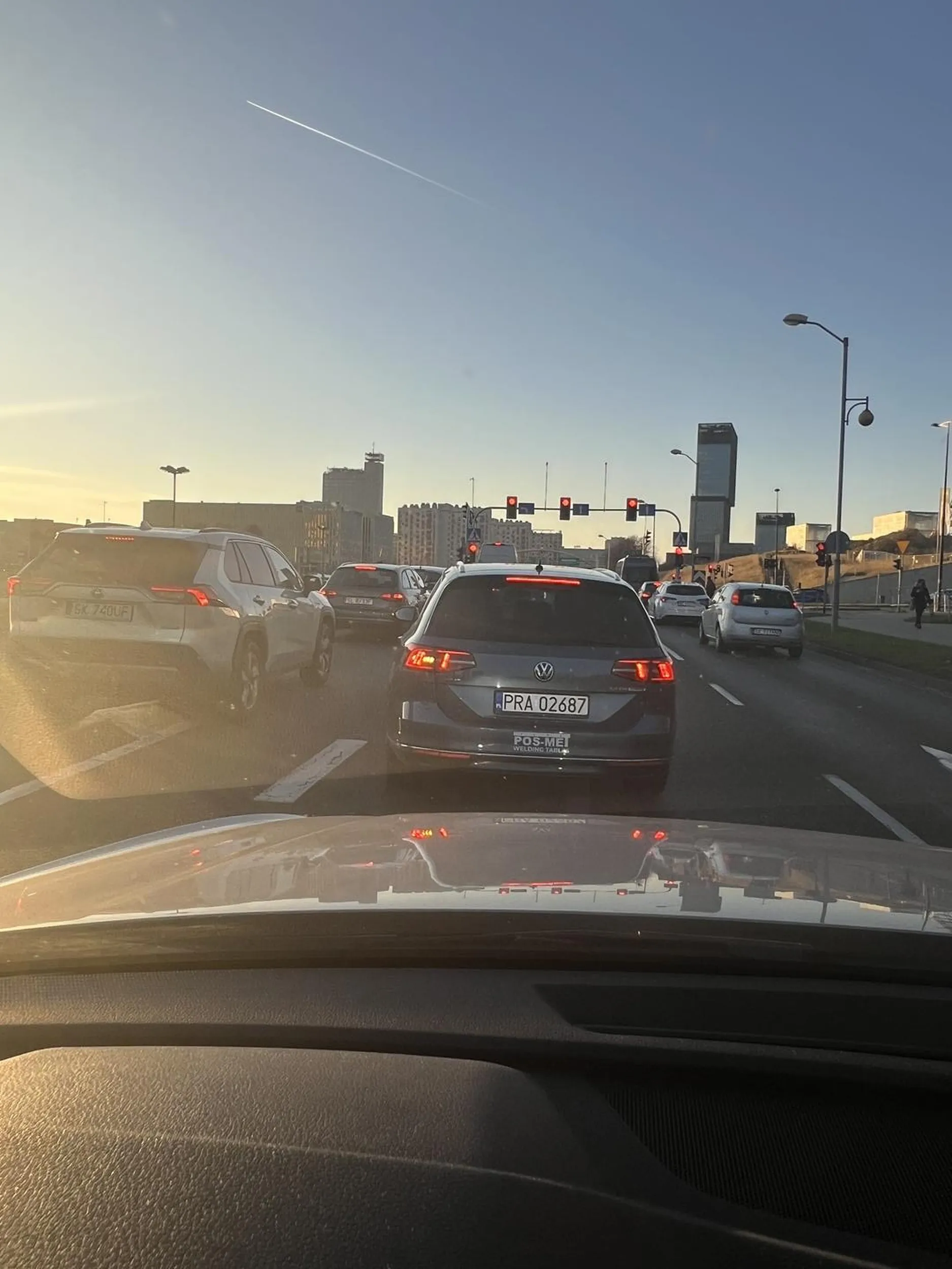 Nie poczeka cwaniaczek w kolejce tylko wjeżdża na pas do jazdy na wprost gdy chce skręcać w lewo, cała kolumna na wprost stoi