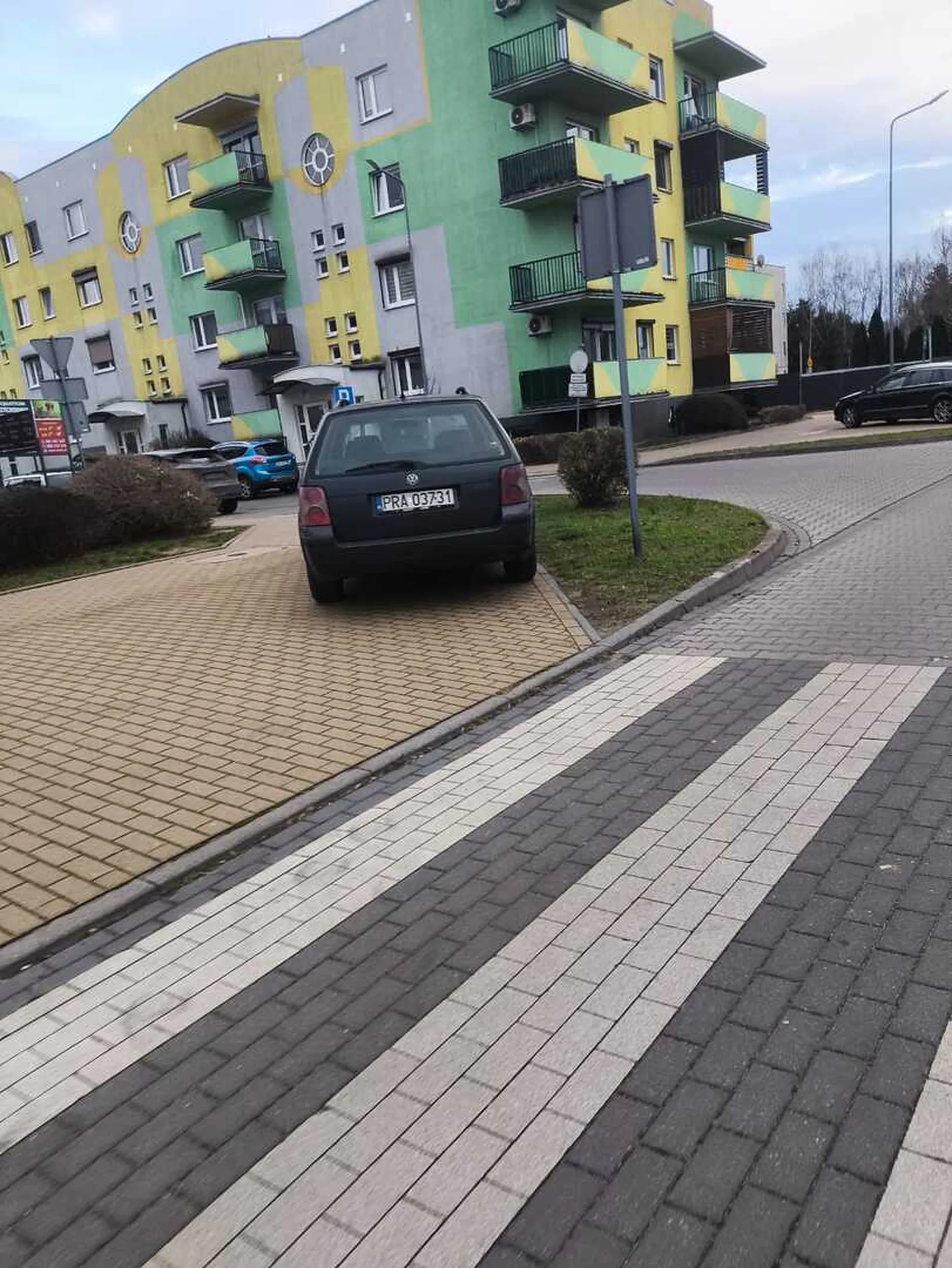 Mistrz parkowania na ulicy Miedzińskiego w Rawiczu. Art. 26 3. 3) Prawa o ruchu drogowym: Kierującemu pojazdem zabrania się jazdy wzdłuż po drodze dla pieszych lub przejściu dla pieszych.