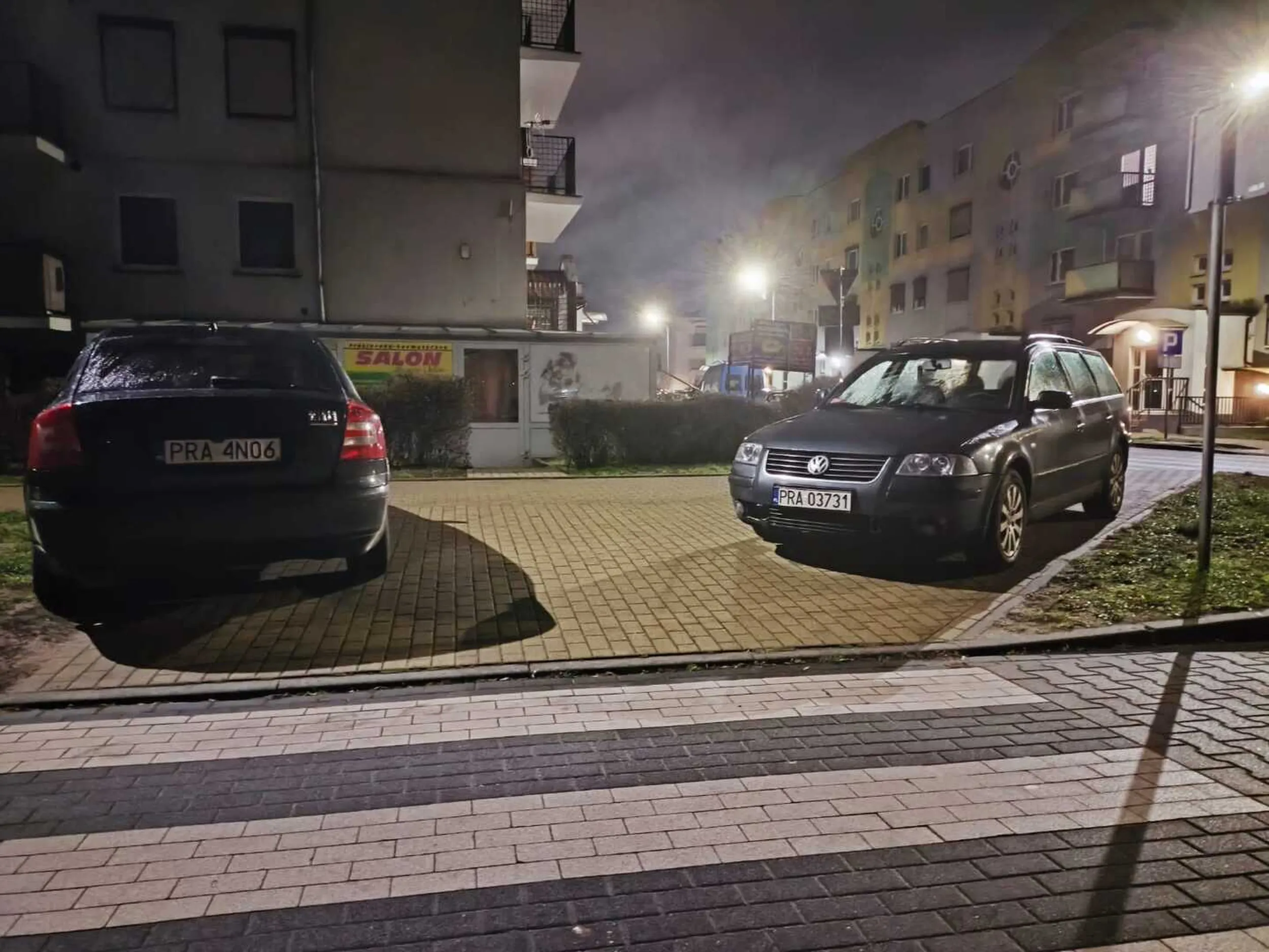 Mistrz parkowania na ulicy Miedzińskiego w Rawiczu. Art. 26 3. 3) Prawa o ruchu drogowym: Kierującemu pojazdem zabrania się jazdy wzdłuż po drodze dla pieszych lub przejściu dla pieszych.