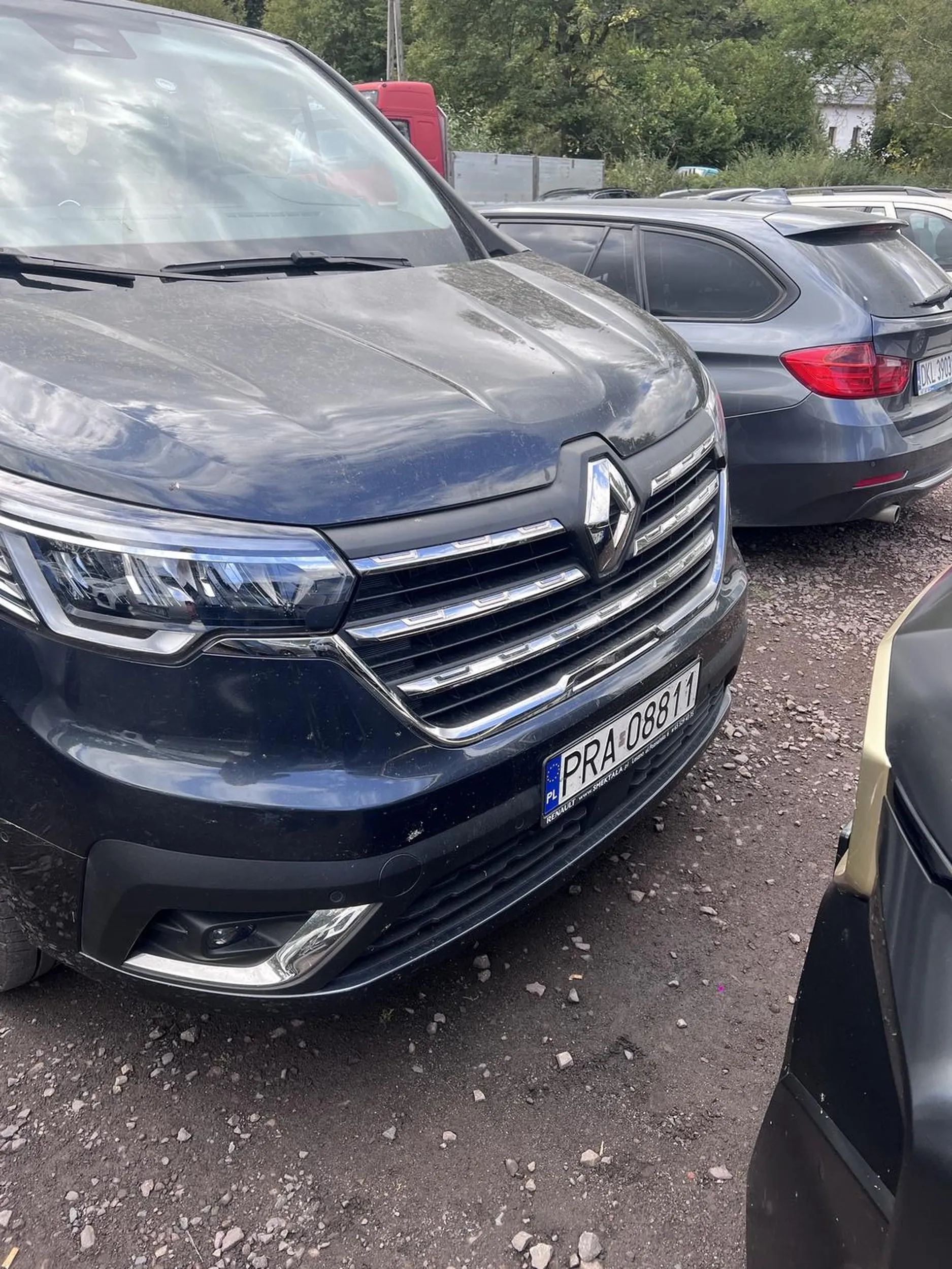 Kierowca bez mózgu. Zastawia celowo wiedząc że ktoś inny nie będzie miał możliwości wyjazdu. Po godzinnym szukaniu nie udało się go znaleźć ponieważ chował się w zoo. Na szczęście znalazł się kierowca który stanął za nami dużo wcześniej i w końcu udało się odjechać.