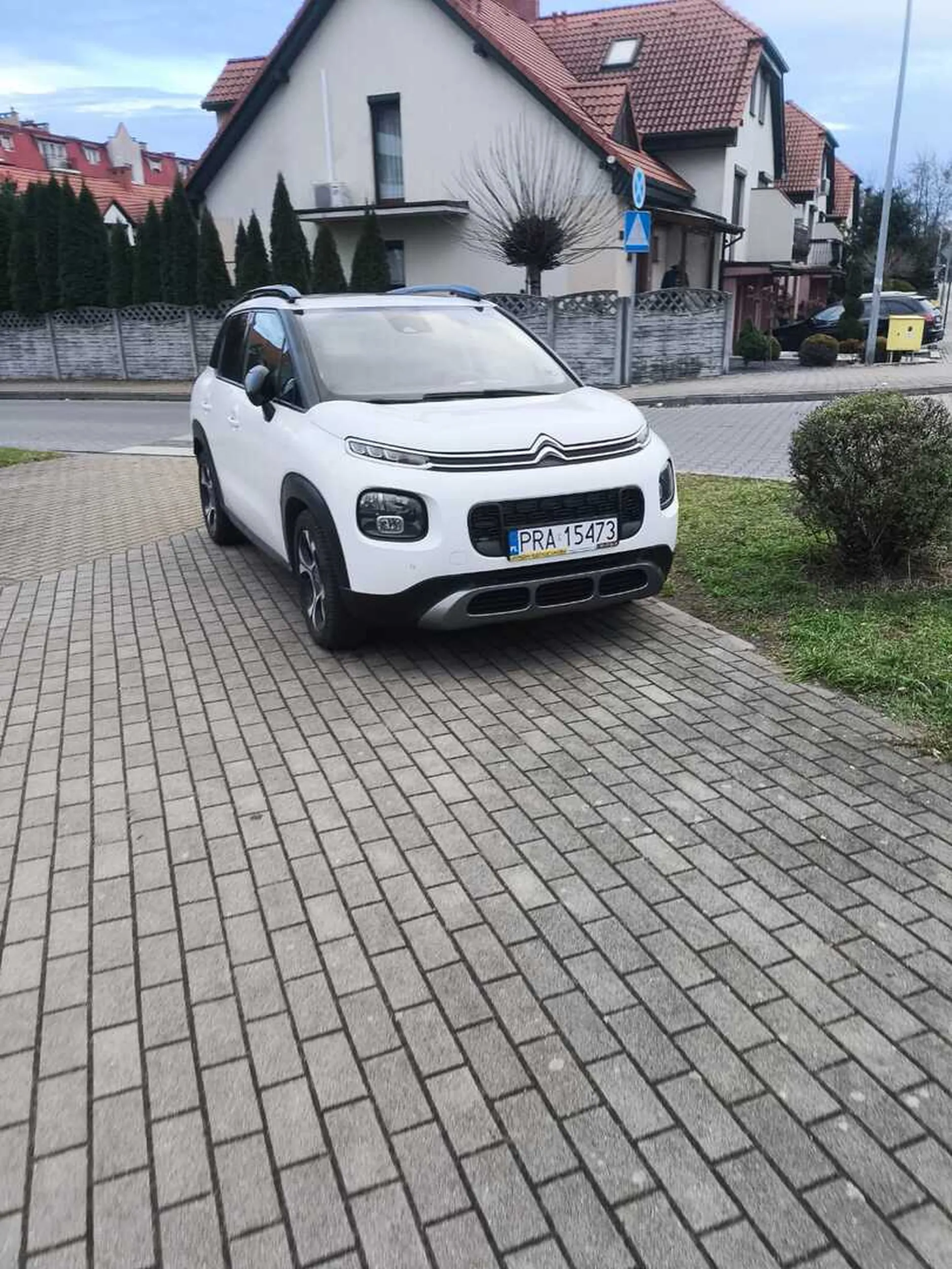 Mistrz parkowania na ulicy Miedzińskiego w Rawiczu. Art. 26 3. 3) Prawa o ruchu drogowym: Kierującemu pojazdem zabrania się jazdy wzdłuż po drodze dla pieszych lub przejściu dla pieszych.