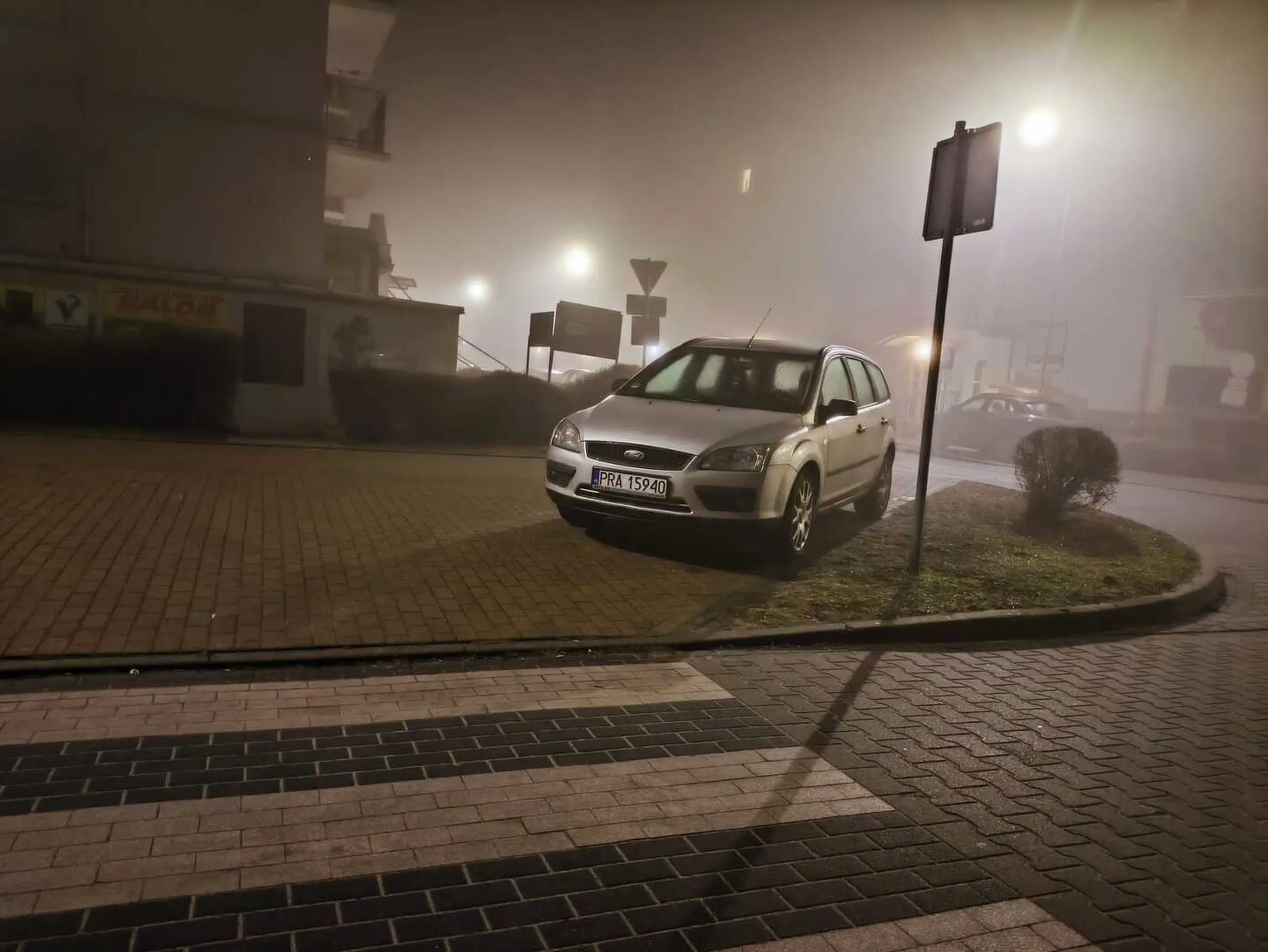 Mistrz parkowania na ulicy Miedzińskiego w Rawiczu. Art. 26 3. 3) Prawa o ruchu drogowym: Kierującemu pojazdem zabrania się jazdy wzdłuż po drodze dla pieszych lub przejściu dla pieszych.